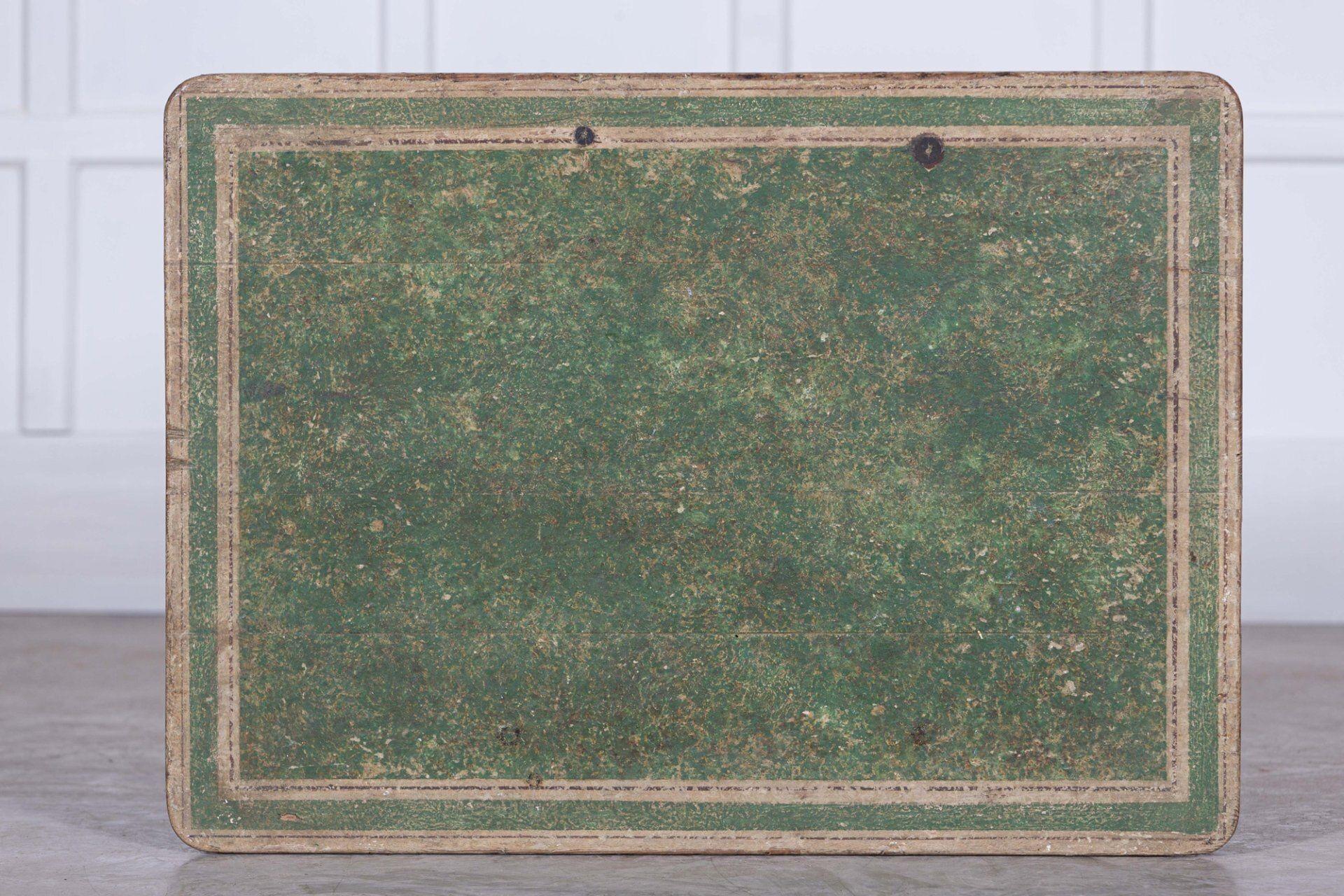 um 1820.
19. Jahrhundert Skandinavischer grün bemalter Tisch / Schreibtisch.
Ausgezeichnete Form und Farbe.
Maße: B 93 x T 68 x H 79 cm.
Kniehöhe 58 cm.
 