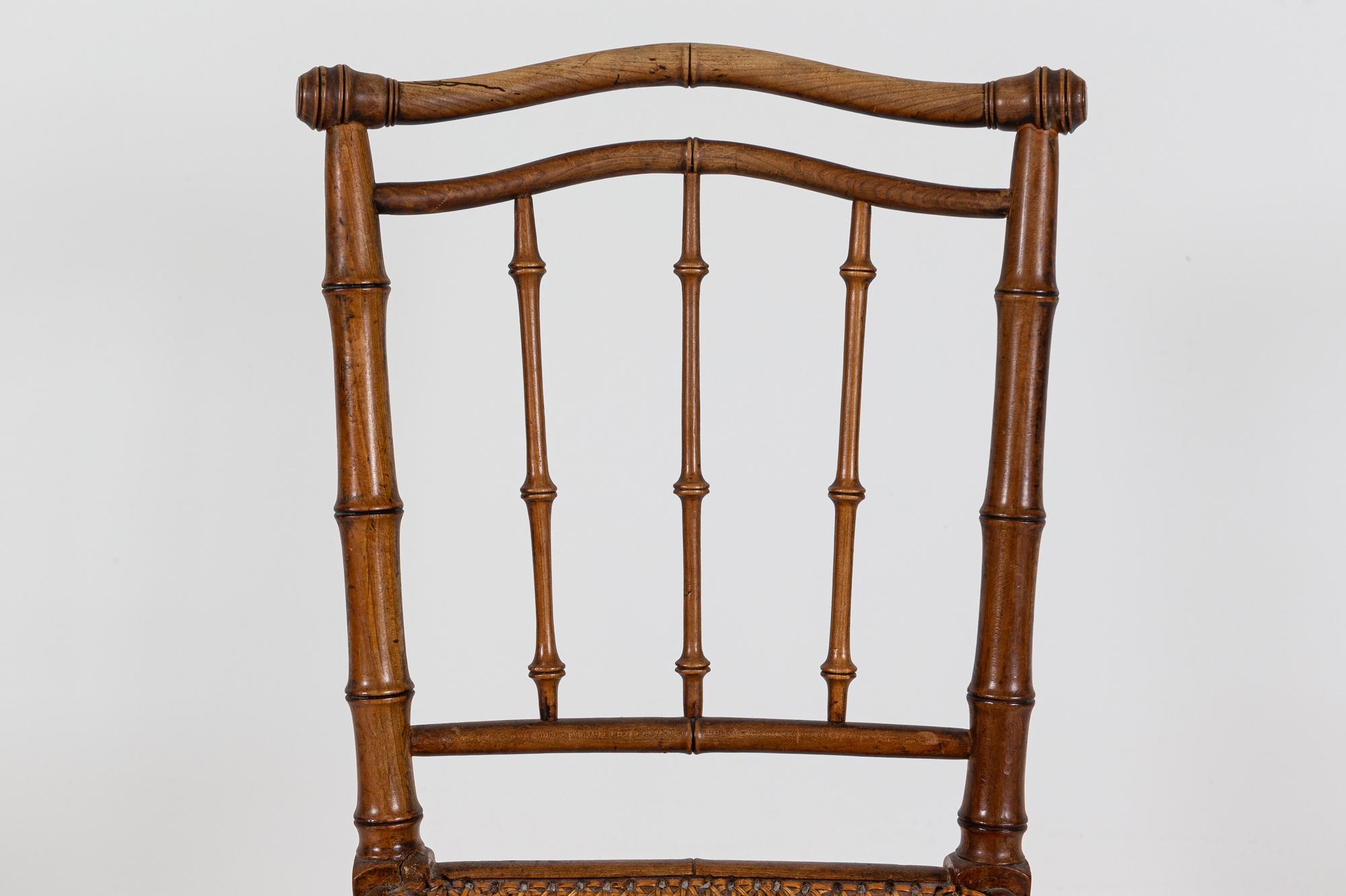 Circa 1840.

19. Jahrhundert, 4 Stühle aus französischem Faux-Bambus-Rattan, Buche

Ausgezeichnete Farbe und Patinierung

Aus Südfrankreich stammend

Maße: B 42 x T 42 x H 85 cm
Sitzhöhe 45 cm.

 