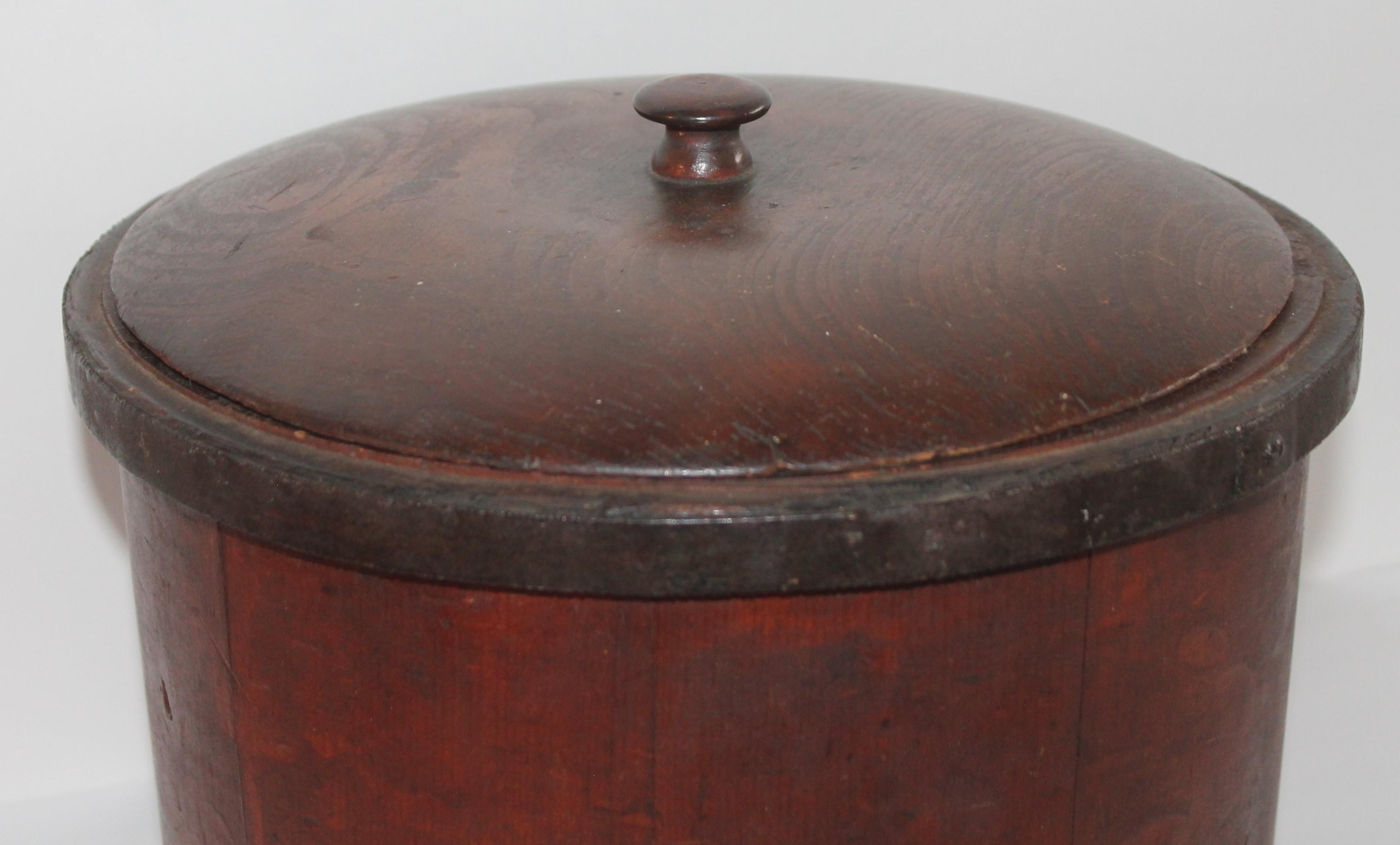 This 19th century Shaker style original red painted container with the original hand carved lid is in fine condition.