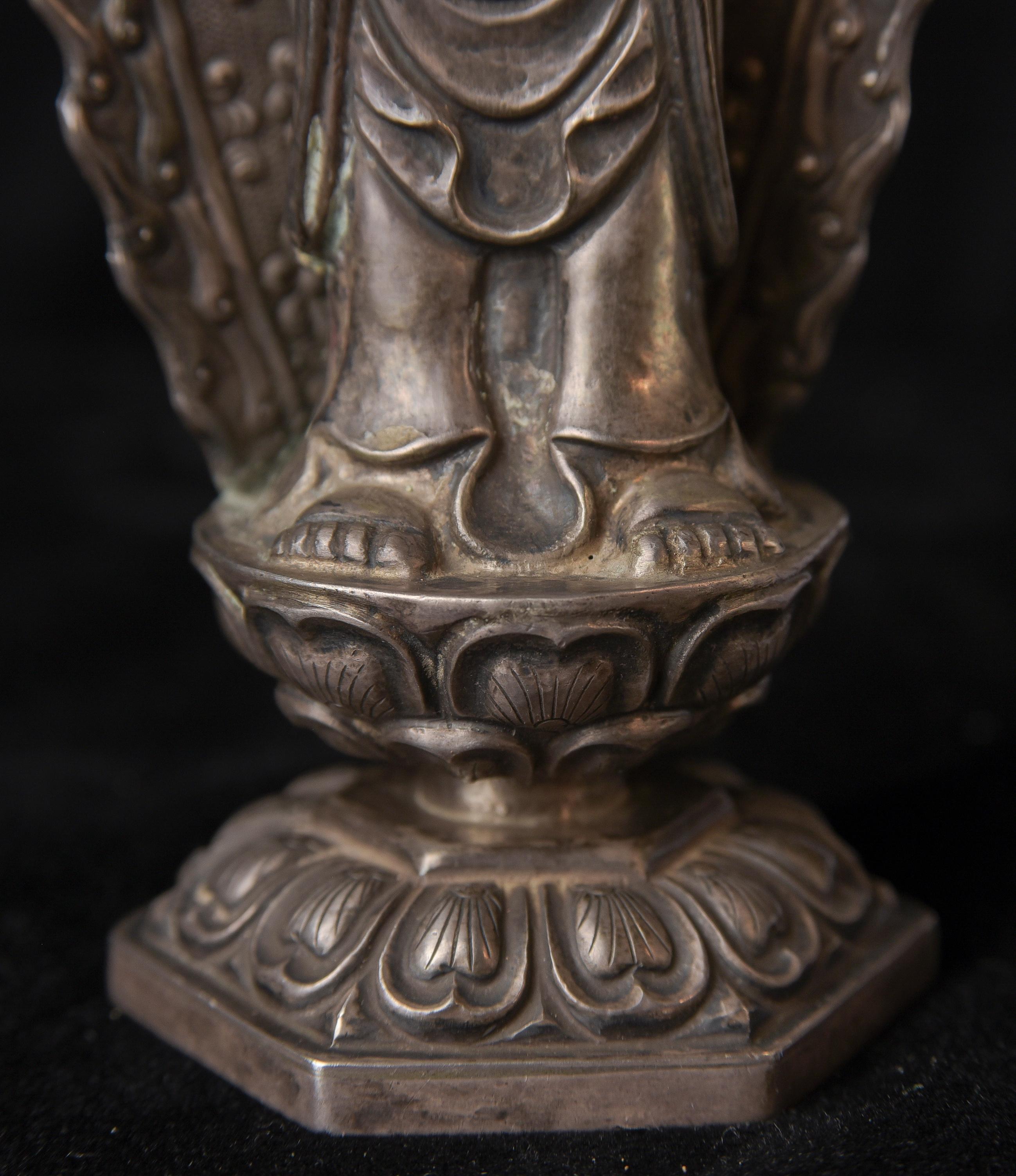 Bouddha coréen en argent du XIXe siècle. Très bon 10329 en vente 4