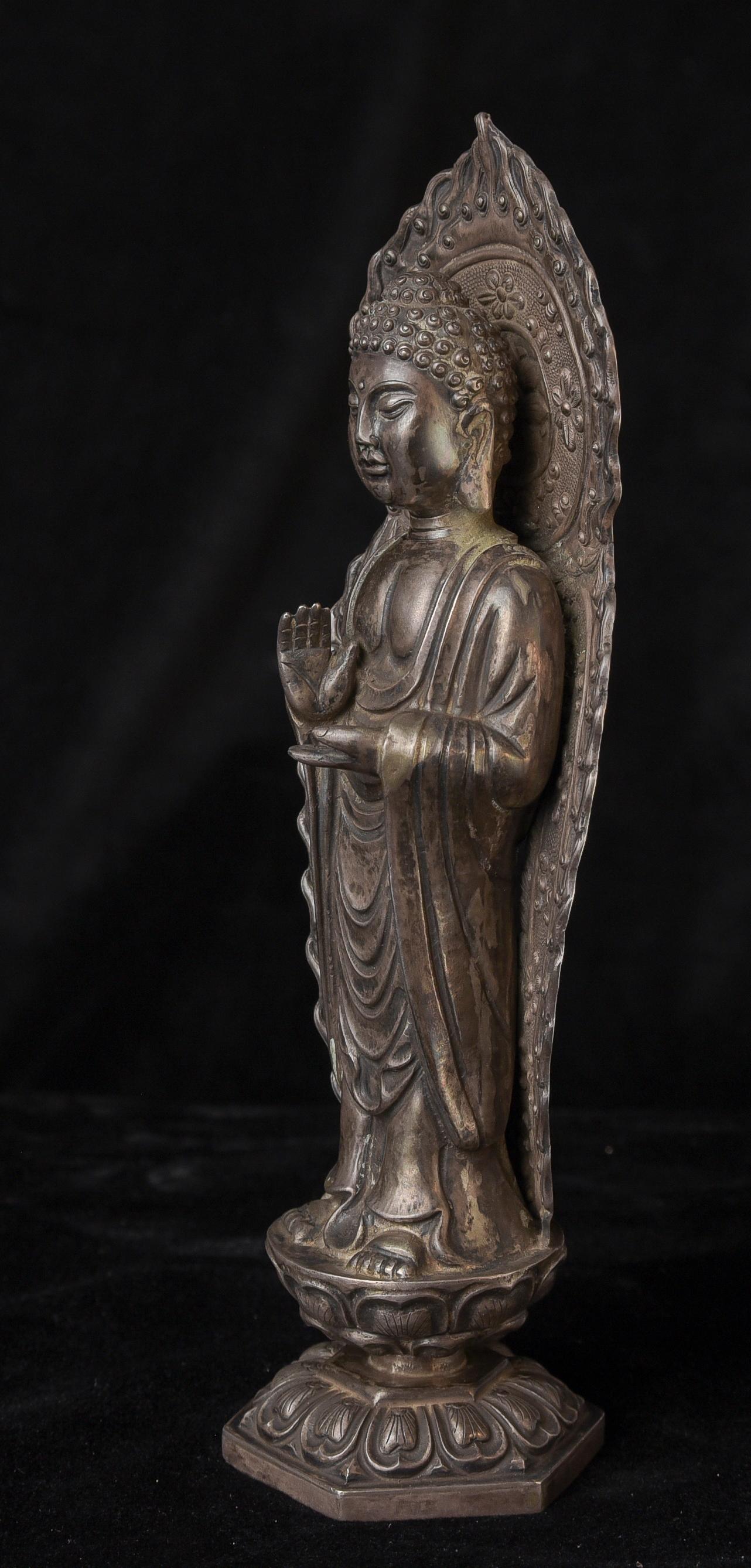 Cet exceptionnel bouddha coréen en argent du XIXe siècle est un exemple rare et finement travaillé d'art dévotionnel de la fin de la période Joseon. D'une hauteur de 7,25 pouces et d'un poids de 255 grammes, la figurine présente un niveau de détail