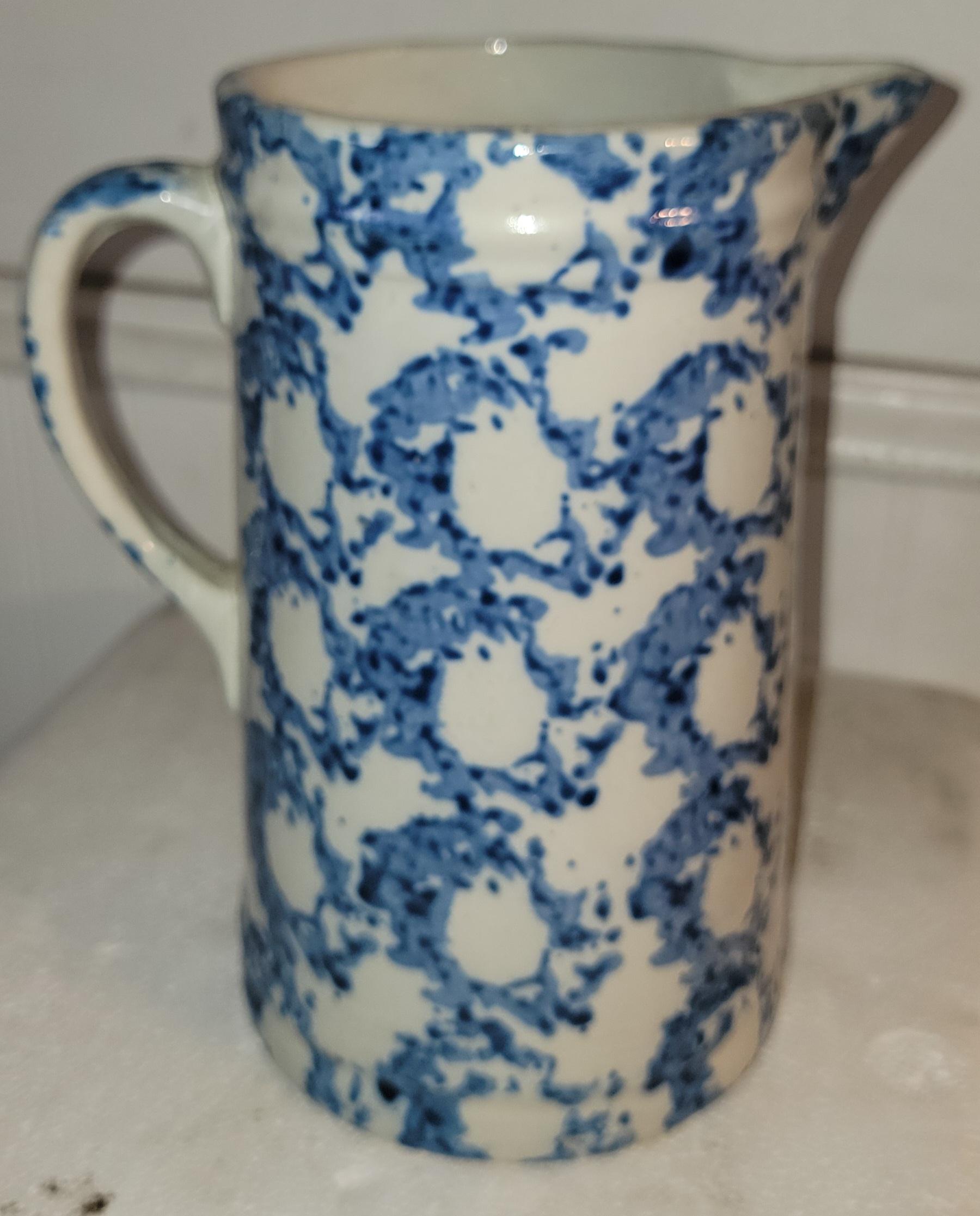 Pichet en poterie éponge du 19e siècle à motif d'anneau de fumée, d'un bleu profond étonnant.