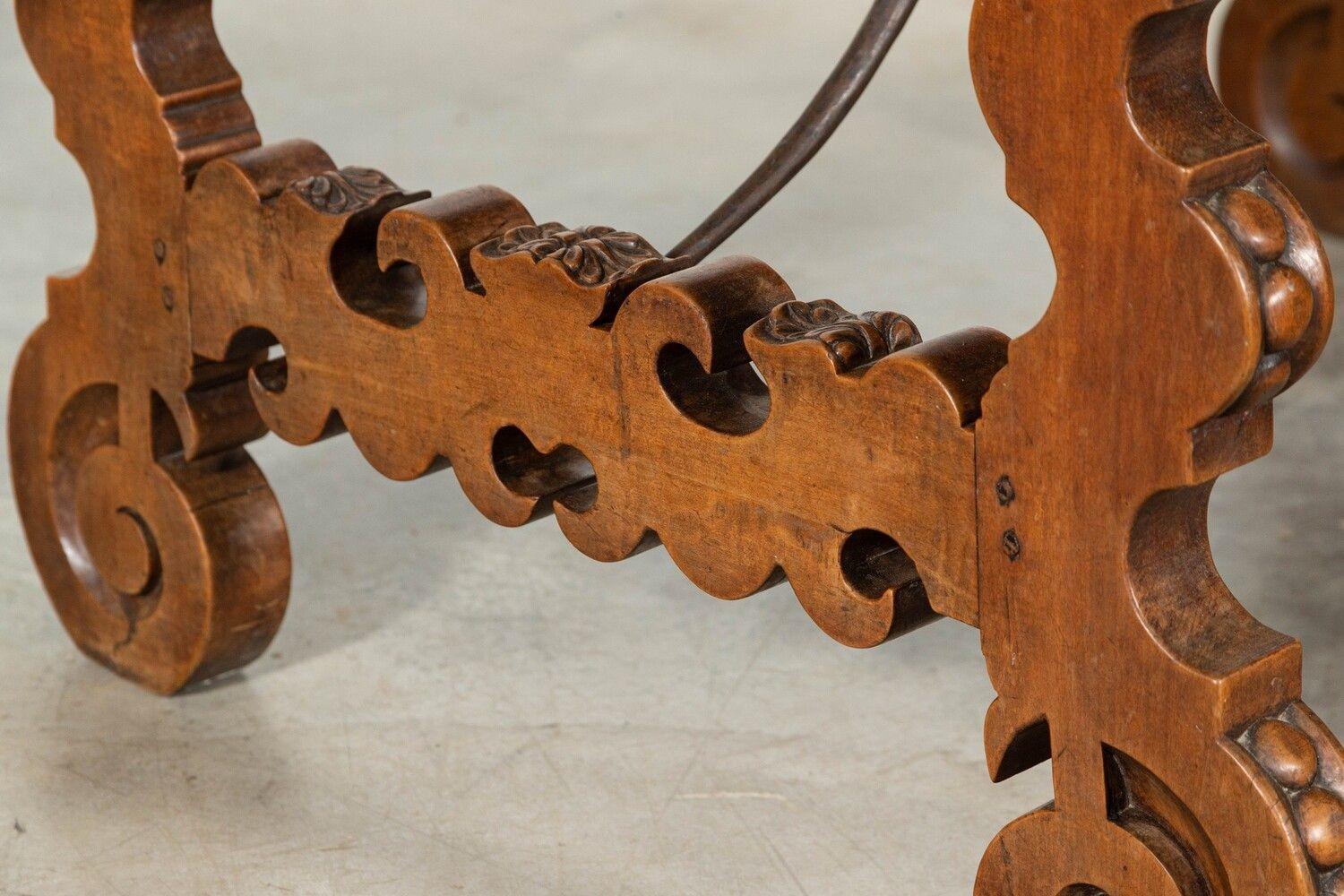 19. Jahrhundert Spanischer Fruchtholz-Intarsien-Bocktisch im Angebot 16
