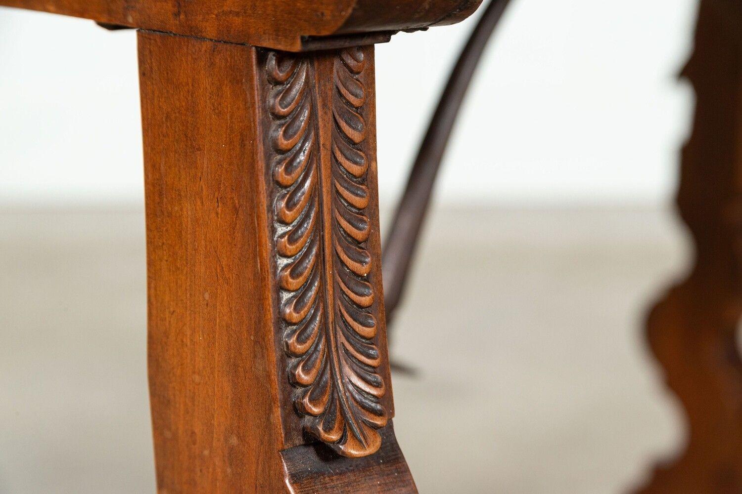 19. Jahrhundert Spanischer Fruchtholz-Intarsien-Bocktisch im Angebot 3