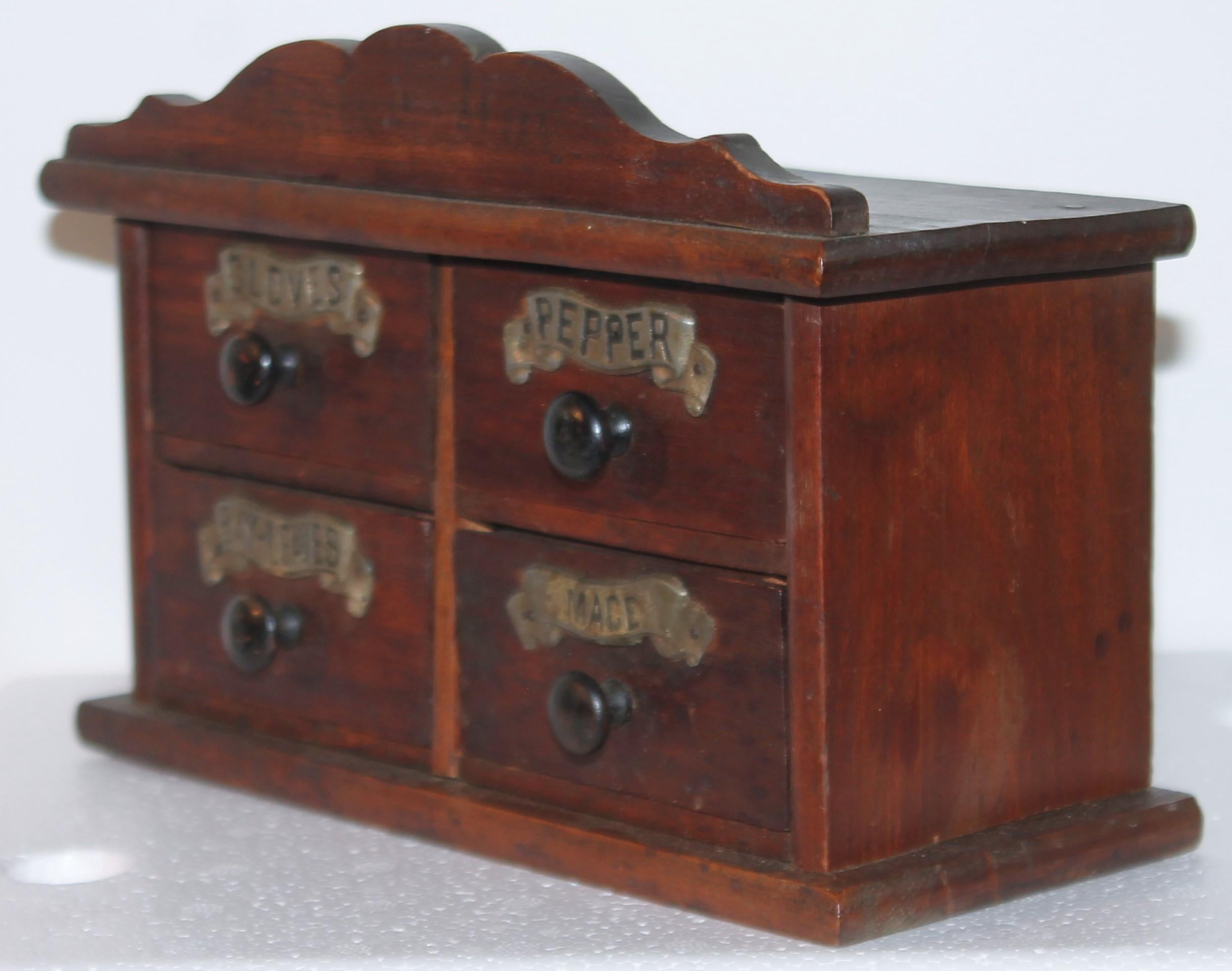This amazing early and fine aged patina four drawer table top spice box is in fine condition. This spice box has the original painted tin labels that read : CLOVES / MACE / BAY LEAVES / PEPPER wonderful old surface.