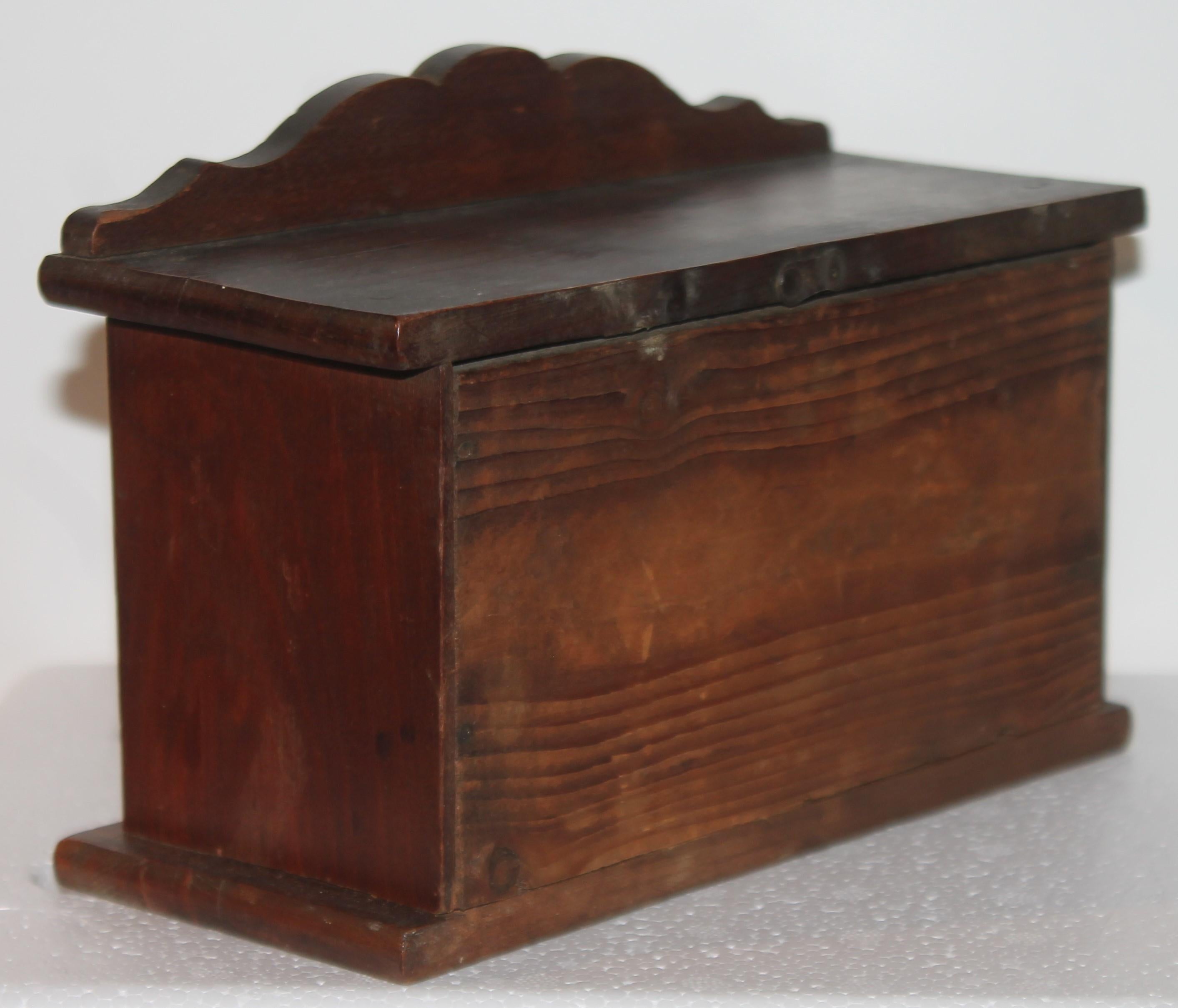 19thc Spice Box from New England In Good Condition In Los Angeles, CA