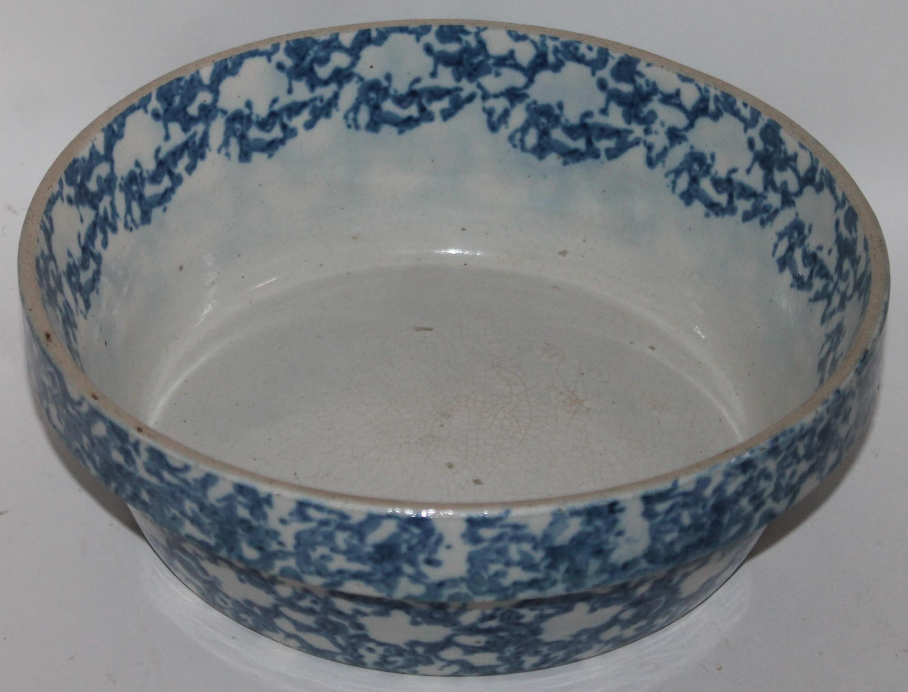 This fine sponge ware pottery bake dish in fine condition. This is a sponge design pattern. This is in very good condition.