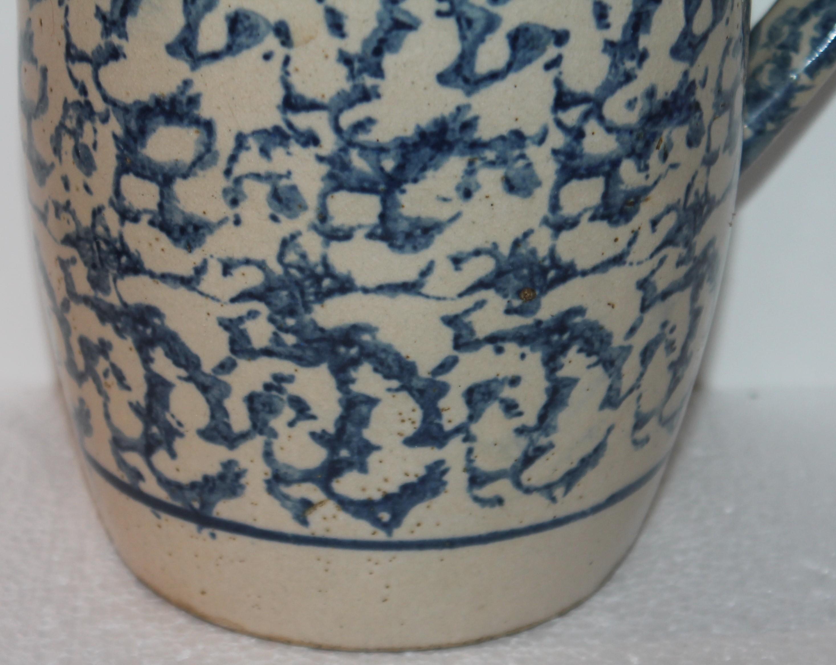 Pichet en poterie de tonneau en éponge du 19e siècle Bon état - En vente à Los Angeles, CA