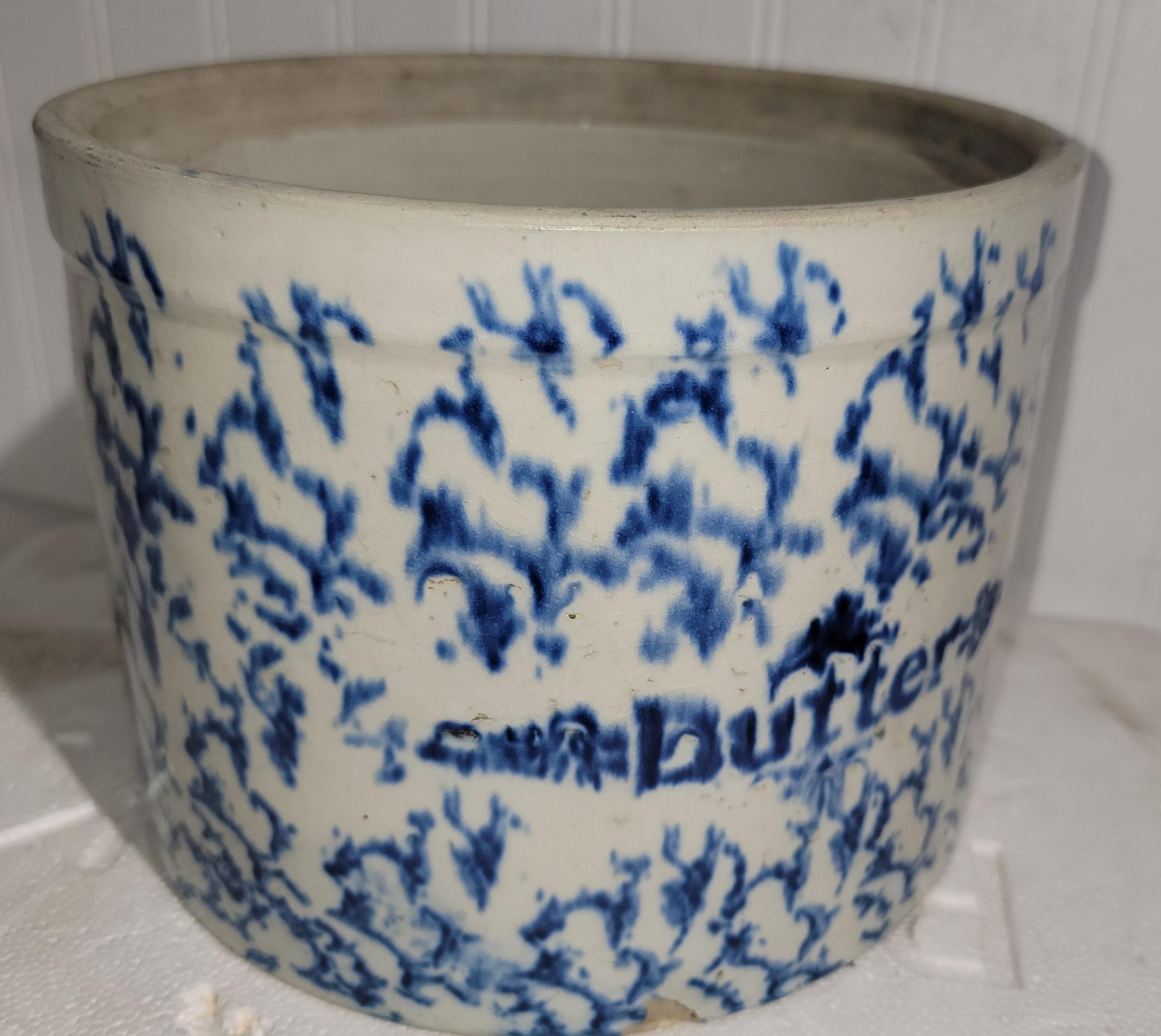 Spätes 19. Jh. Butterdose mit Schwammkopfmuster. Der Butterstempel ist in das Design integriert und zeigt als Muster ein scheinbares Messer, wobei die Buchstaben den Stumpf des Messers bilden. Schöne Farbe. Blau und weiß. 
