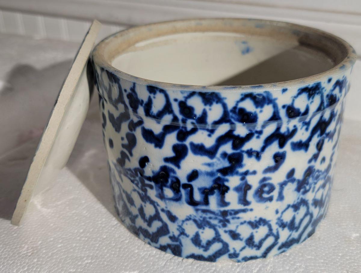 Beurrier en éponge du 19ème siècle avec couvercle. Le couvercle est placé à l'intérieur du bol. Merveilleux contraste entre les bleus profonds et le fond blanc. Grand âge et grande usure due à l'utilisation. 
 beurrier 6,5 x 4,5