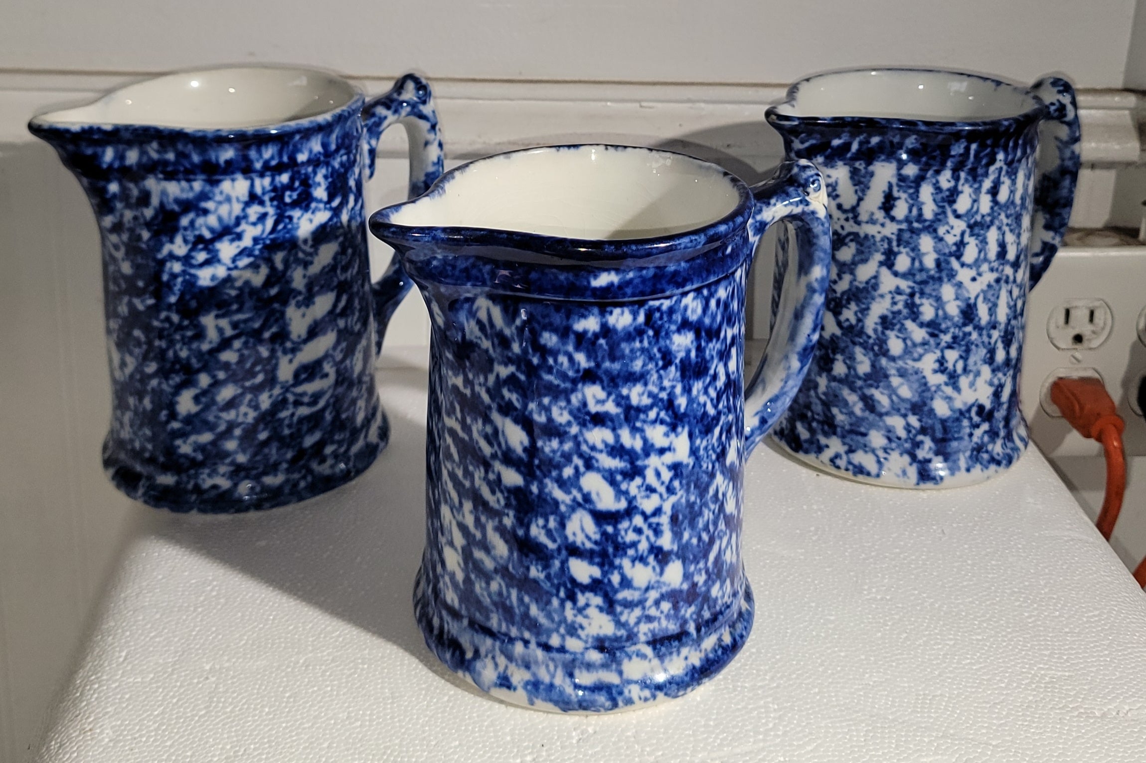 Collection de cinq pichets originaux en poterie sponge ware bleue et blanche du 19e siècle, en très bon état.