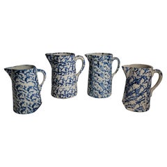 Colección de cuatro jarras de loza esponjosa del siglo XIX