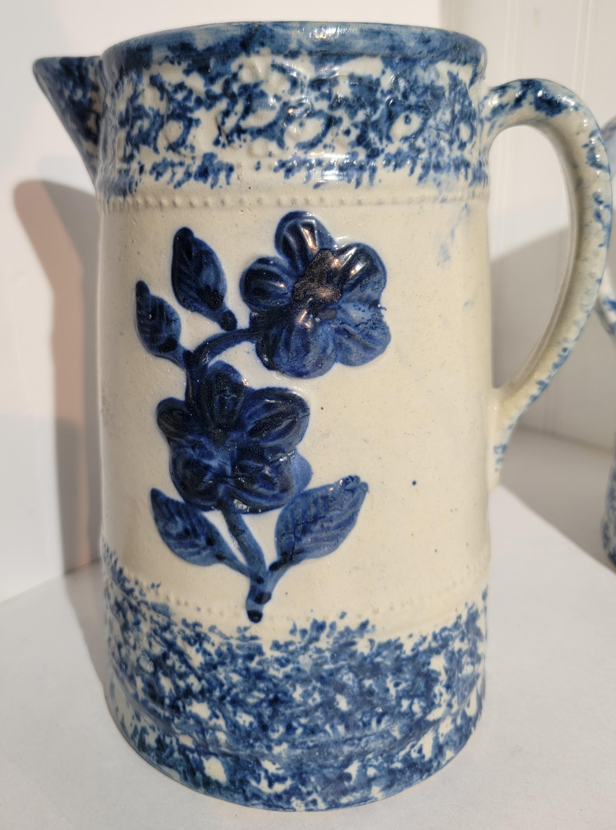 Pichets en éponge du 19e siècle avec motif floral en vente 2