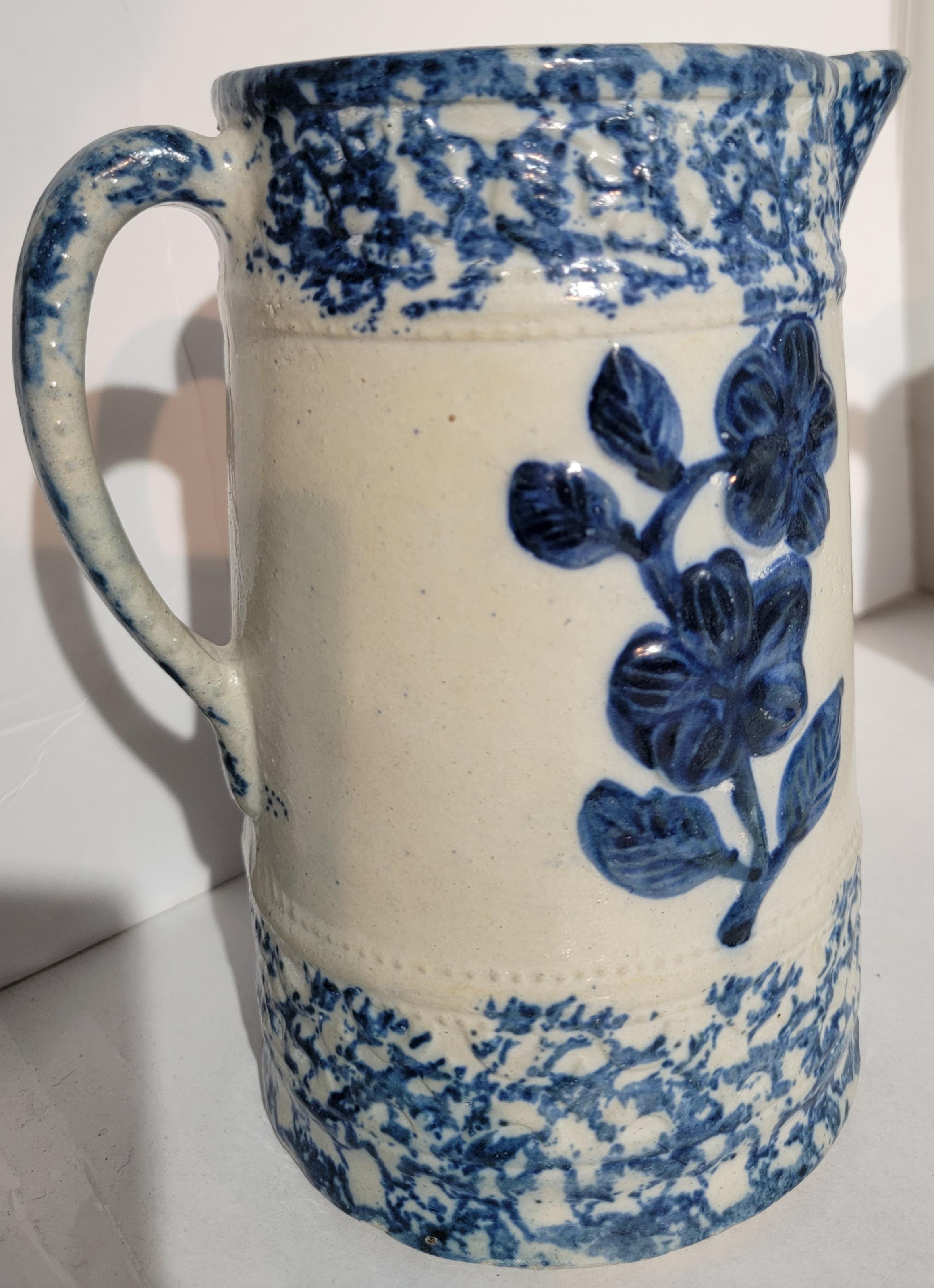 Pichets en éponge du 19e siècle avec motif floral en vente 4