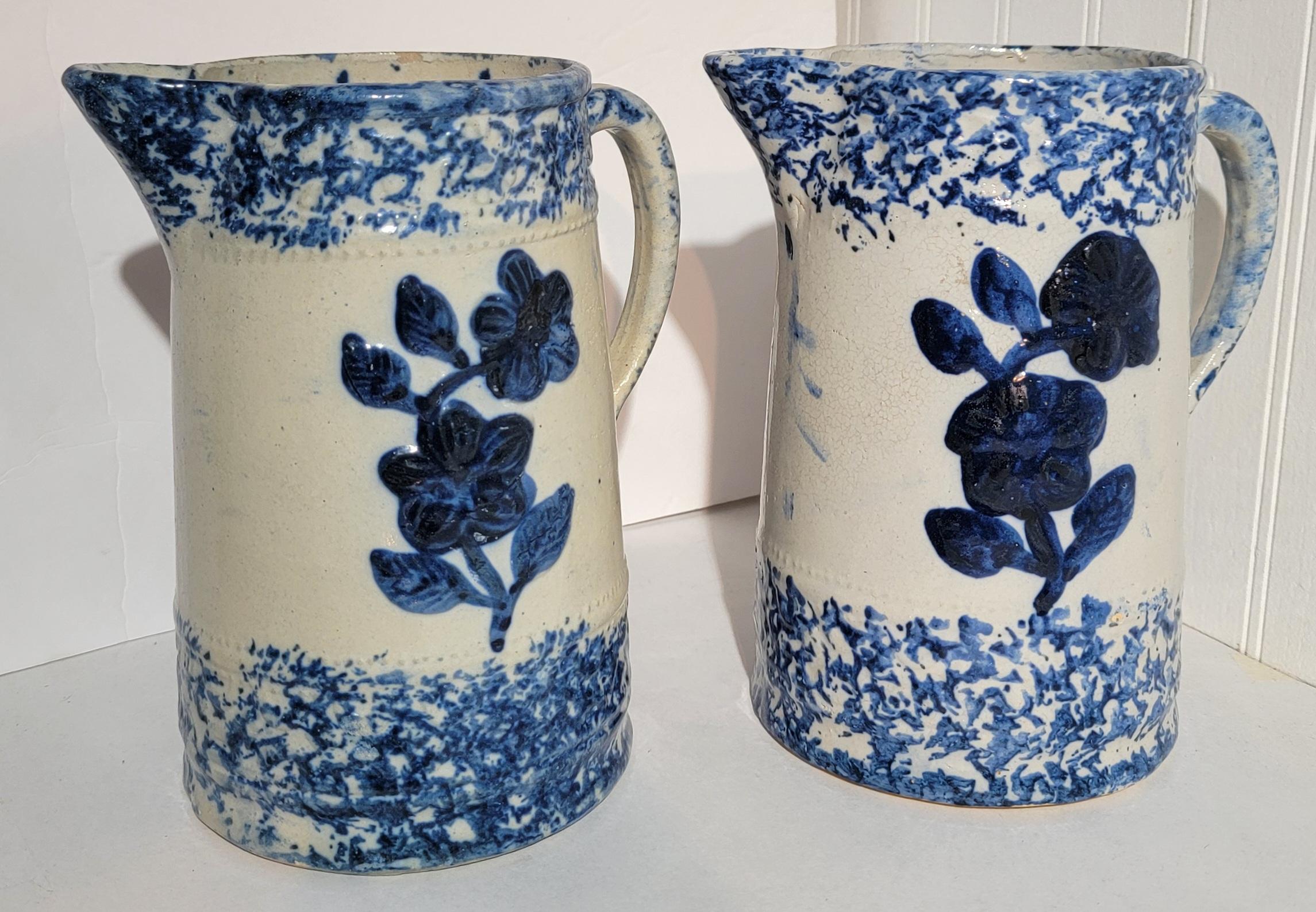 Paire de pichets à eau en terre cuite avec  motif floral gaufré sur la face des pichets. Les deux pichets sont en bon état et sont vendus comme une paire.

dimensions : 8,5d x 9h x 5,75w chacune