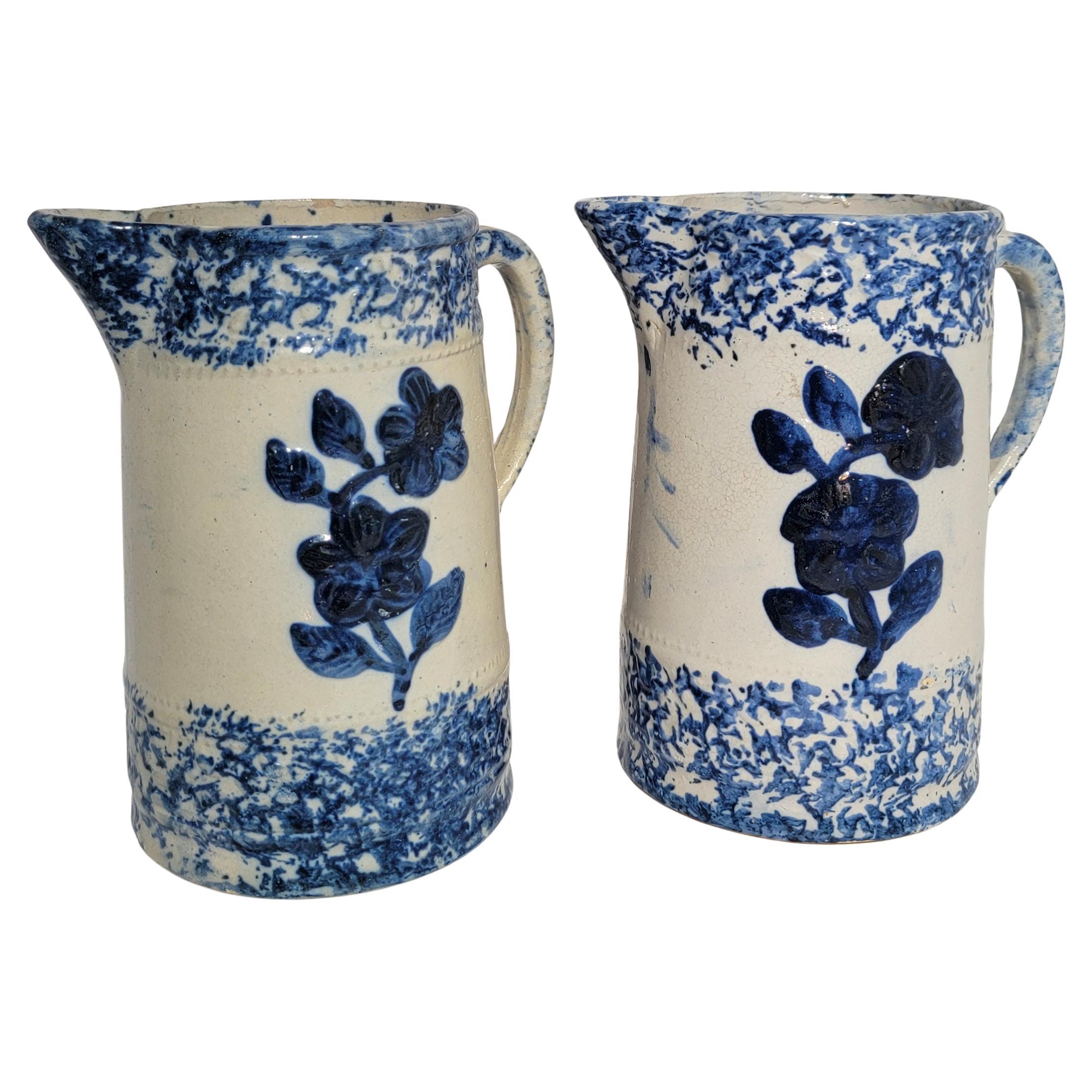 Jarras de loza esponjosa del siglo XIX con motivos florales
