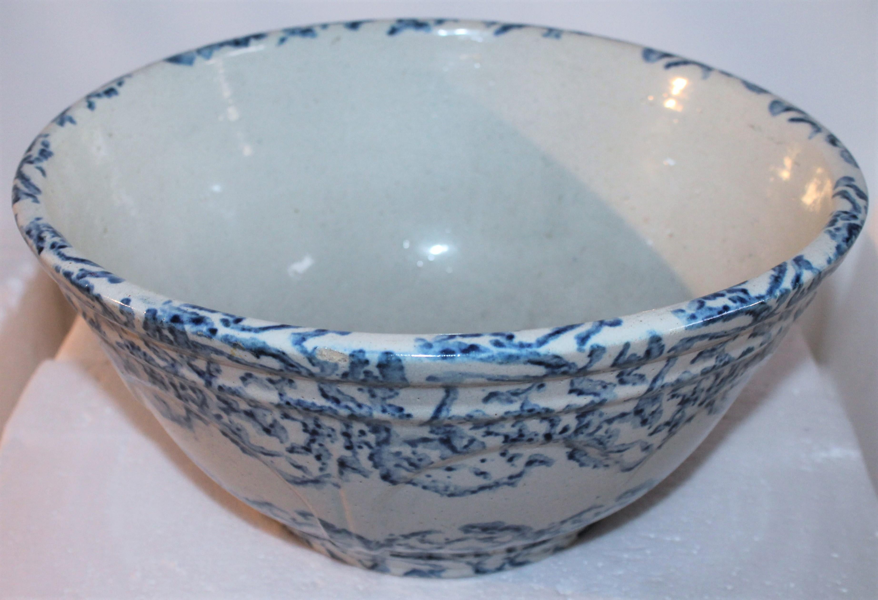This 19th century sponge ware mixing bowl is in fine condition. The sponge bowl has a clam shell pattern design sponge.