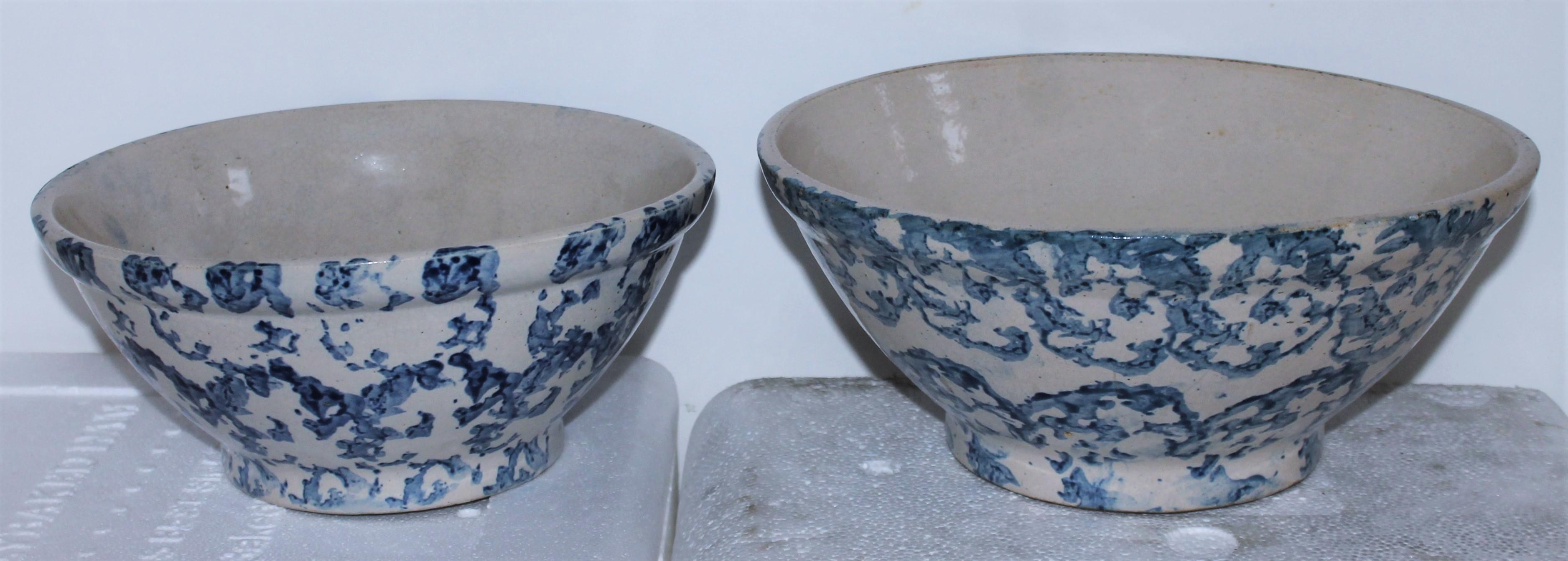 19Thc sponge ware pottery mixing bowls in fantastic blues. The pair are in pristine condition. Great in any country kitchen collection.

Measures: Smaller bowl 10 x 4.5

Larger bowl 11.75 x 5.25.
