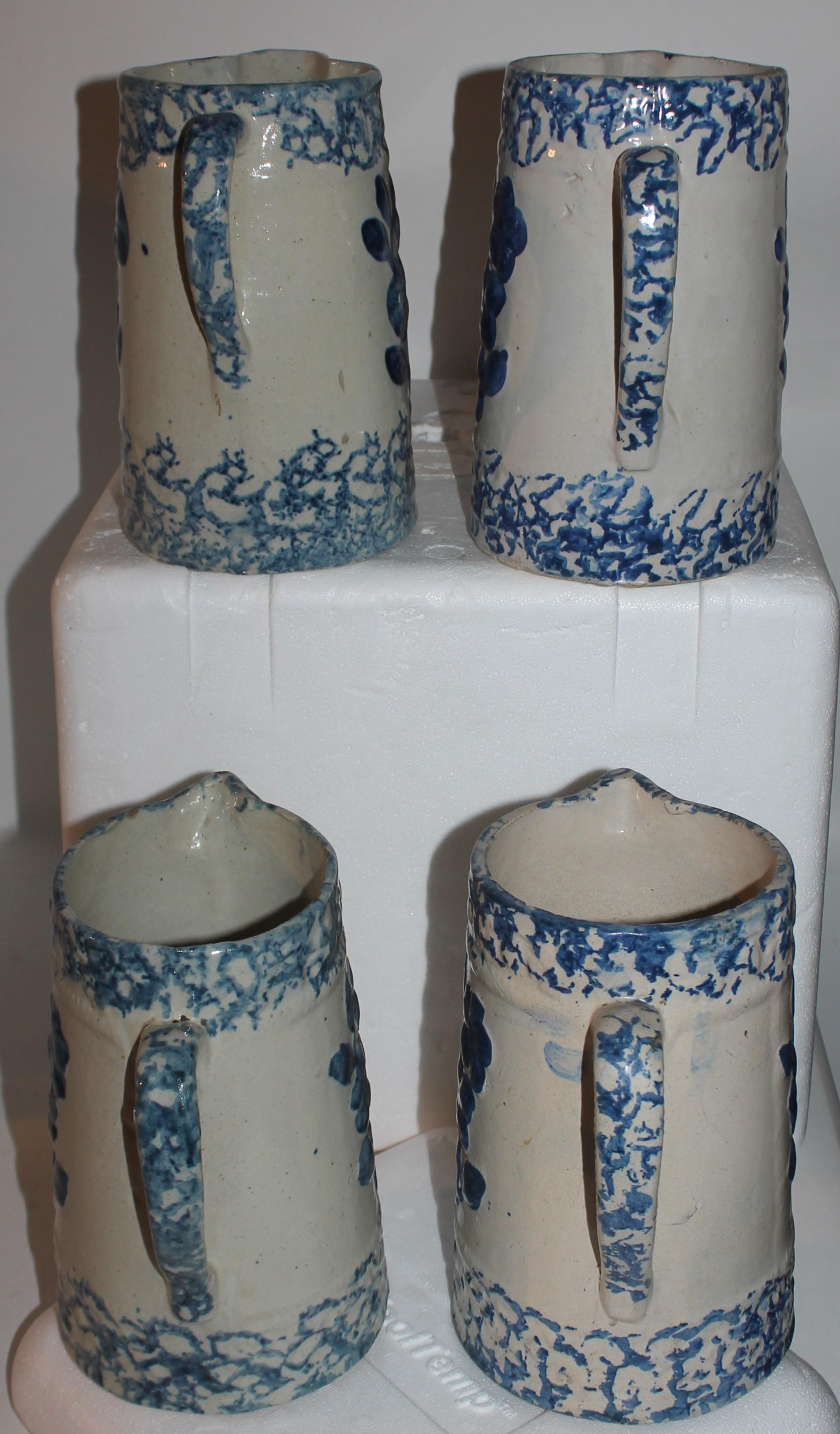 Kollektion von vier Krügen aus Keramik aus Sponge Ware des 19. Jahrhunderts (Adirondack) im Angebot
