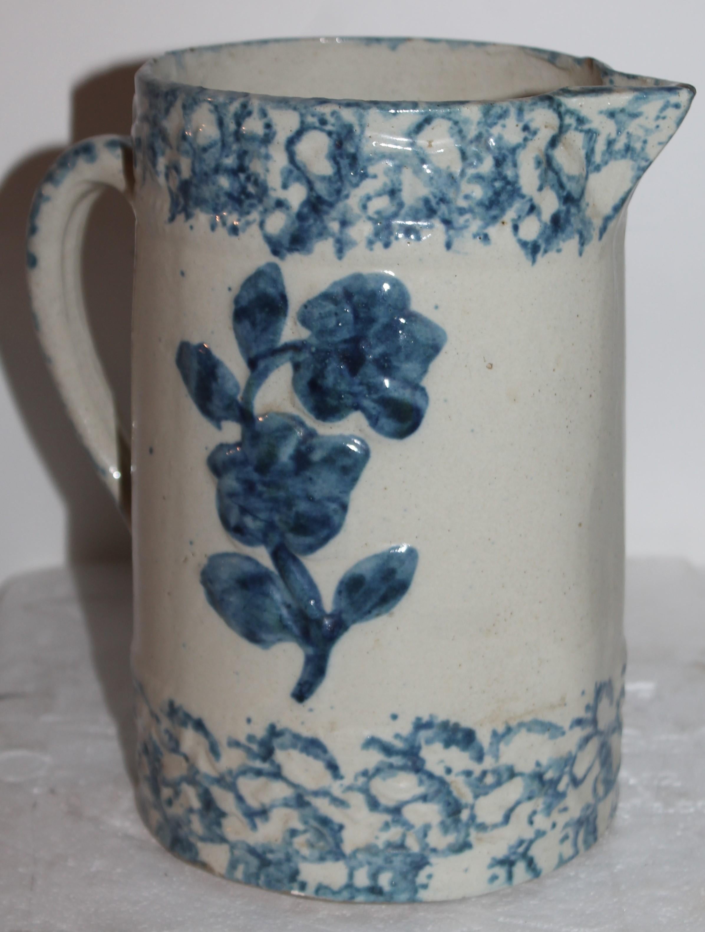 Collection de quatre pichets en poterie Sponge Ware du XIXe siècle Bon état - En vente à Los Angeles, CA