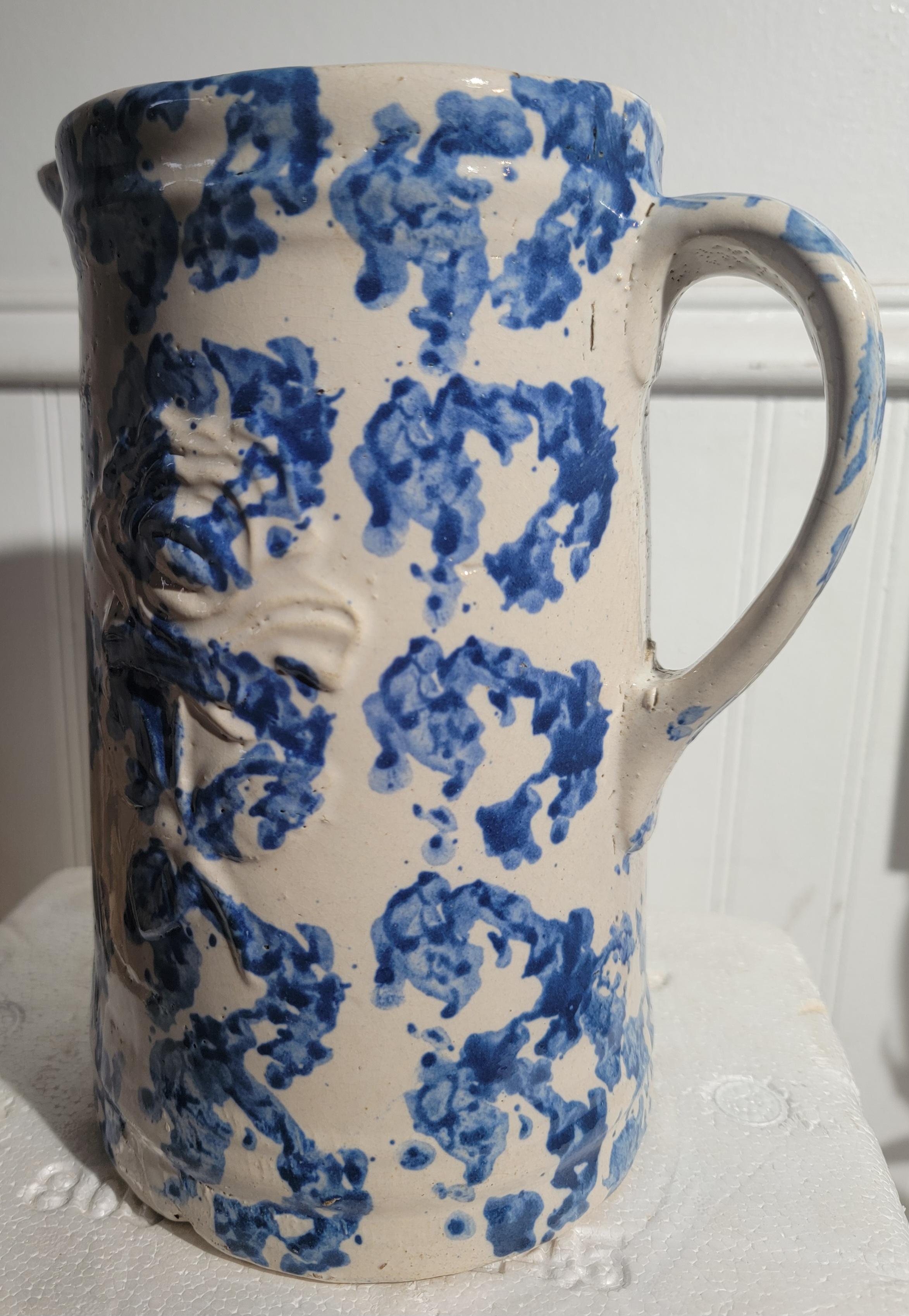 Vaisselle en éponge du 19e siècle avec un motif d'anneau de fumée en bleu et blanc. Grand pichet en très bon état. Très belle usure due à l'âge et à l'utilisation.  Le motif floral se trouve sur les deux côtés du pichet et présente une belle texture.