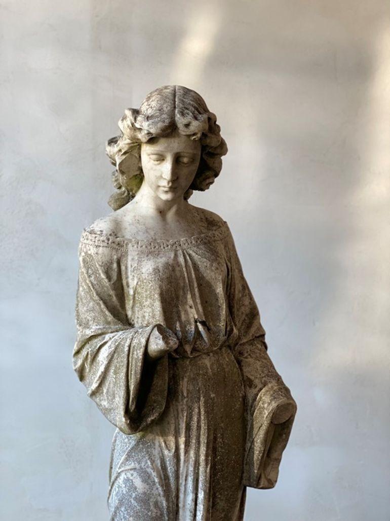 Una figura statuaria in marmo scolpita a grandezza naturale di un Angelo. Si dice che questa statua sia stata rimossa dal cortile di una chiesa di Dover, in Inghilterra, dopo aver subito danni da bombardamento durante un raid aereo nella Seconda