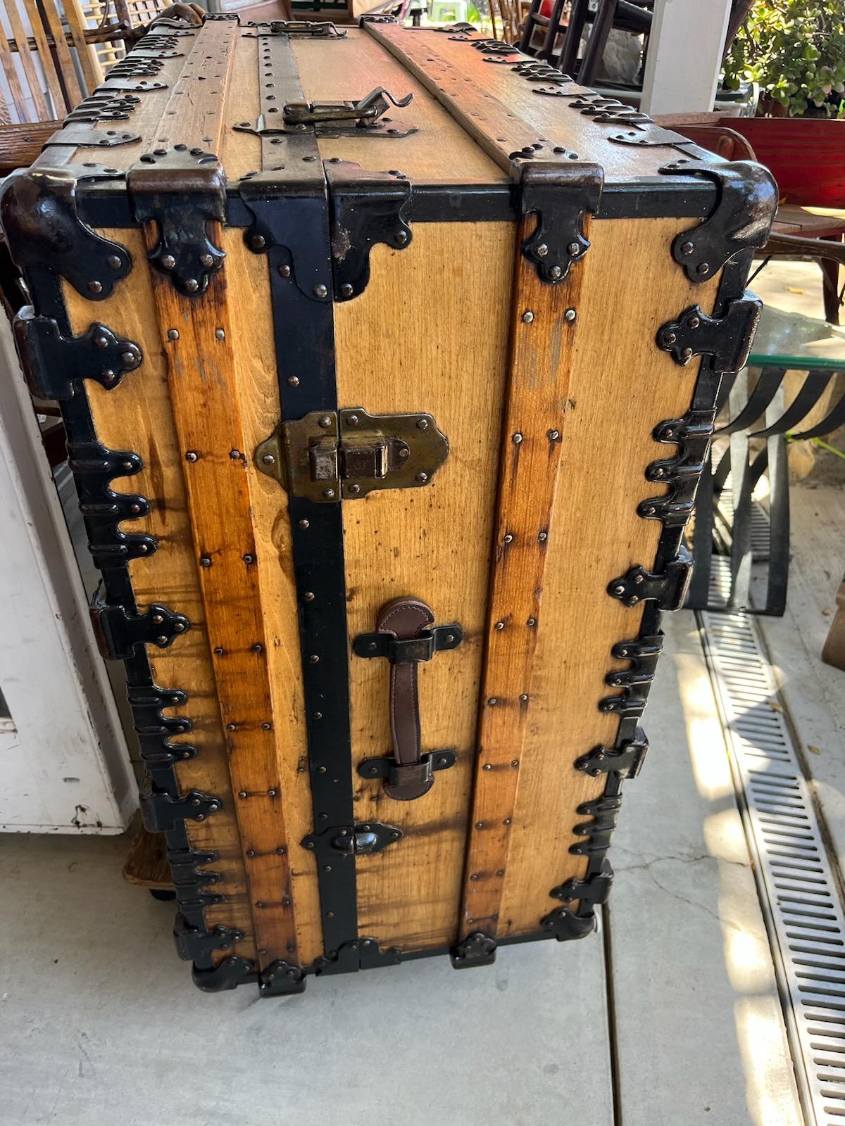 Malle à vapeur du 19e siècle / Malle de table basse en vente 3
