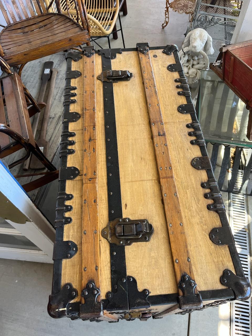 Malle à vapeur du 19e siècle / Malle de table basse en vente 4