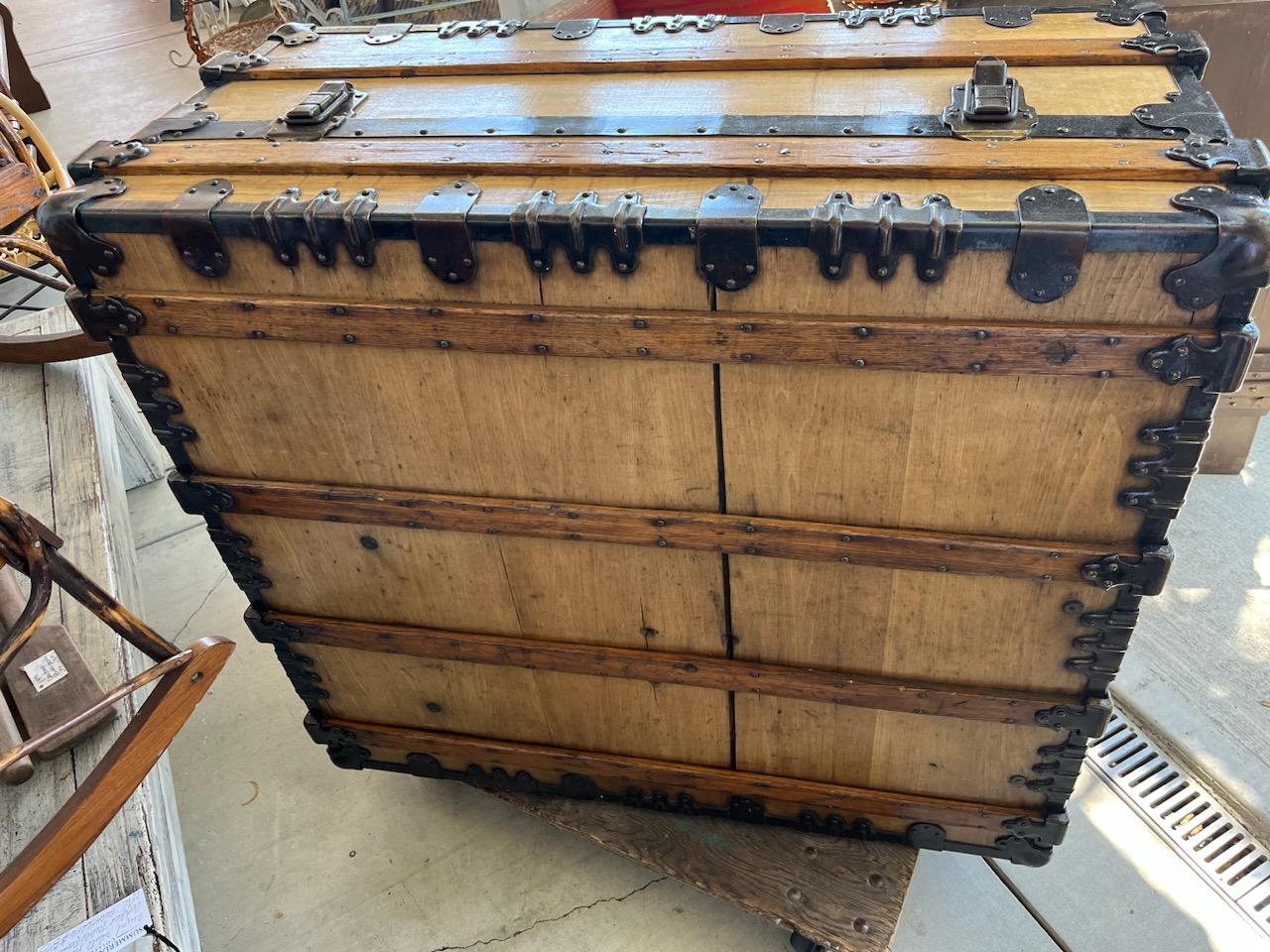 Malle à vapeur du 19e siècle / Malle de table basse en vente 6