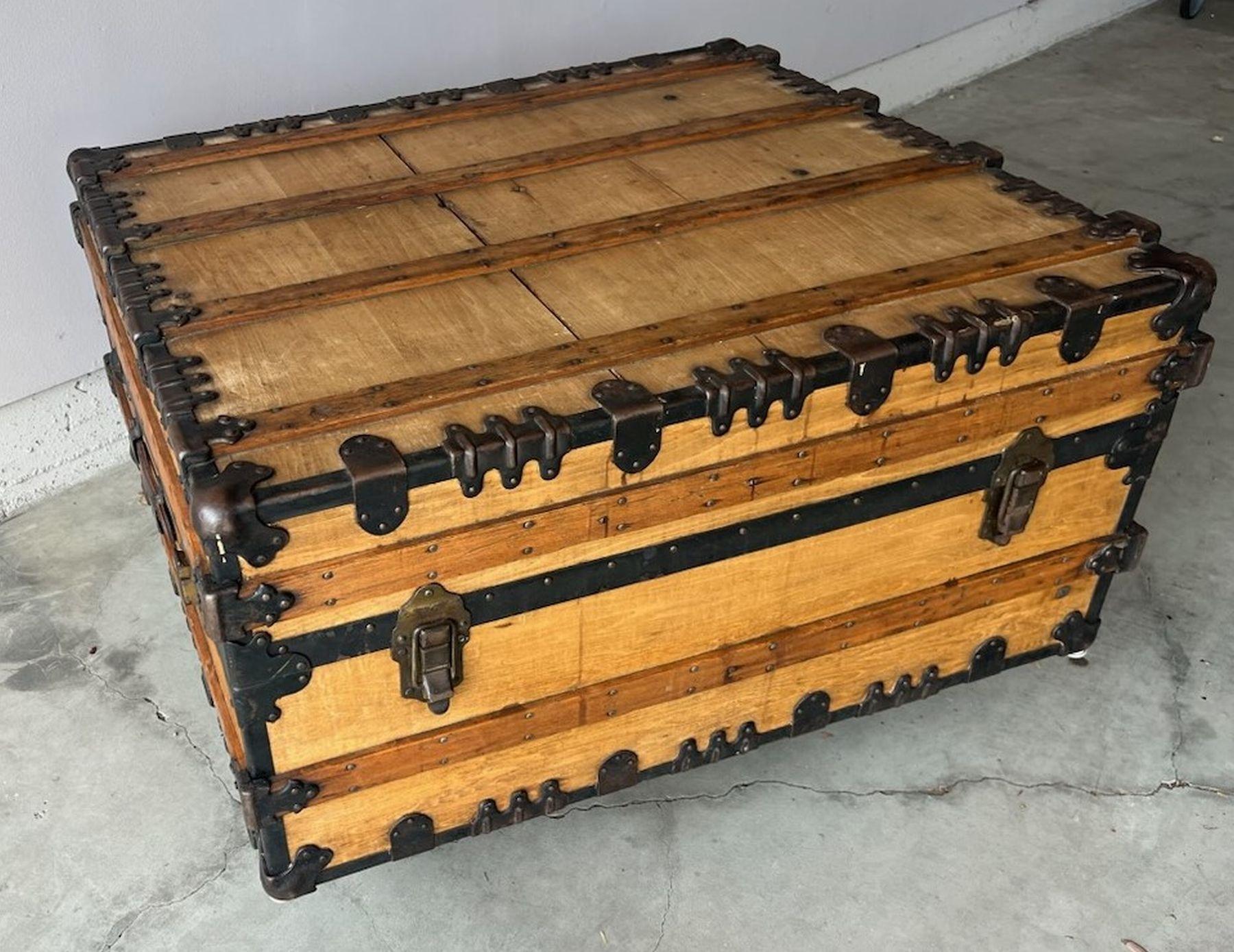 Malle de bateau à vapeur du 19e siècle provenant d'un train ou d'un entrepôt.
 C'est la taille d'une table basse. Un morceau de verre peut être placé sur le dessus pour créer une table basse plus grande, très solide avec des bords en fer. Cette