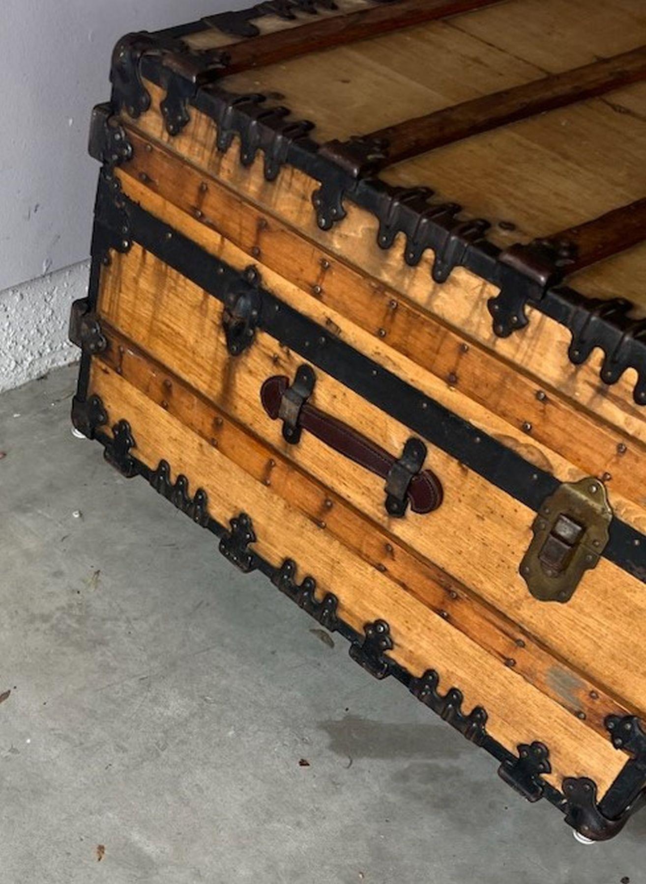 Fer Malle à vapeur du 19e siècle / Malle de table basse en vente