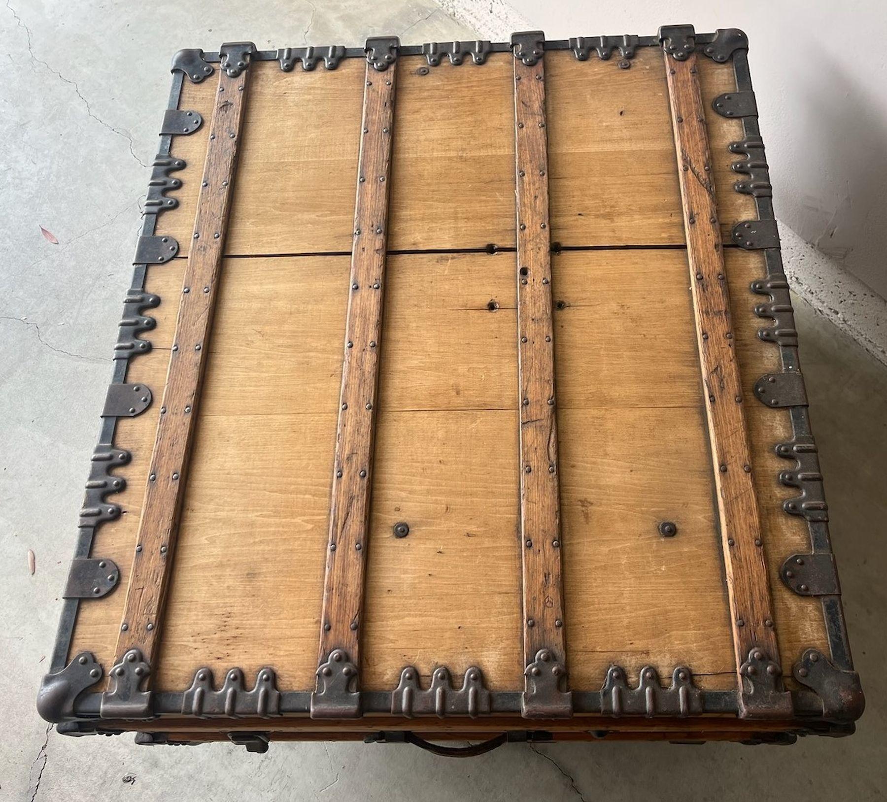 Malle à vapeur du 19e siècle / Malle de table basse en vente 1
