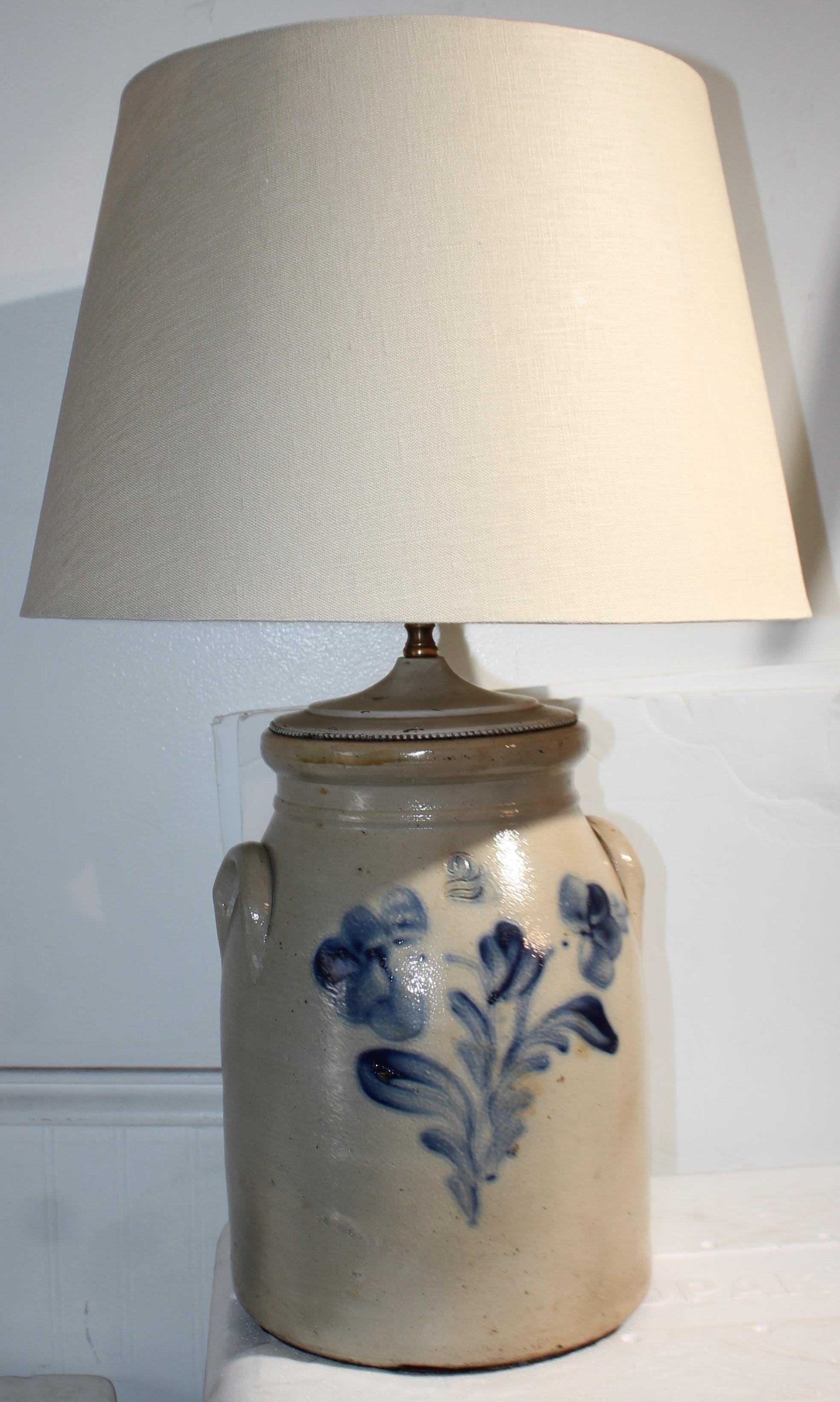 Verseuse en grès du 19e siècle qui a été transformée en lampe de table. Le câblage a été refait à neuf et est en état de marche. L'abat-jour est en lin et le fleuron en laiton en forme d'oiseau. 