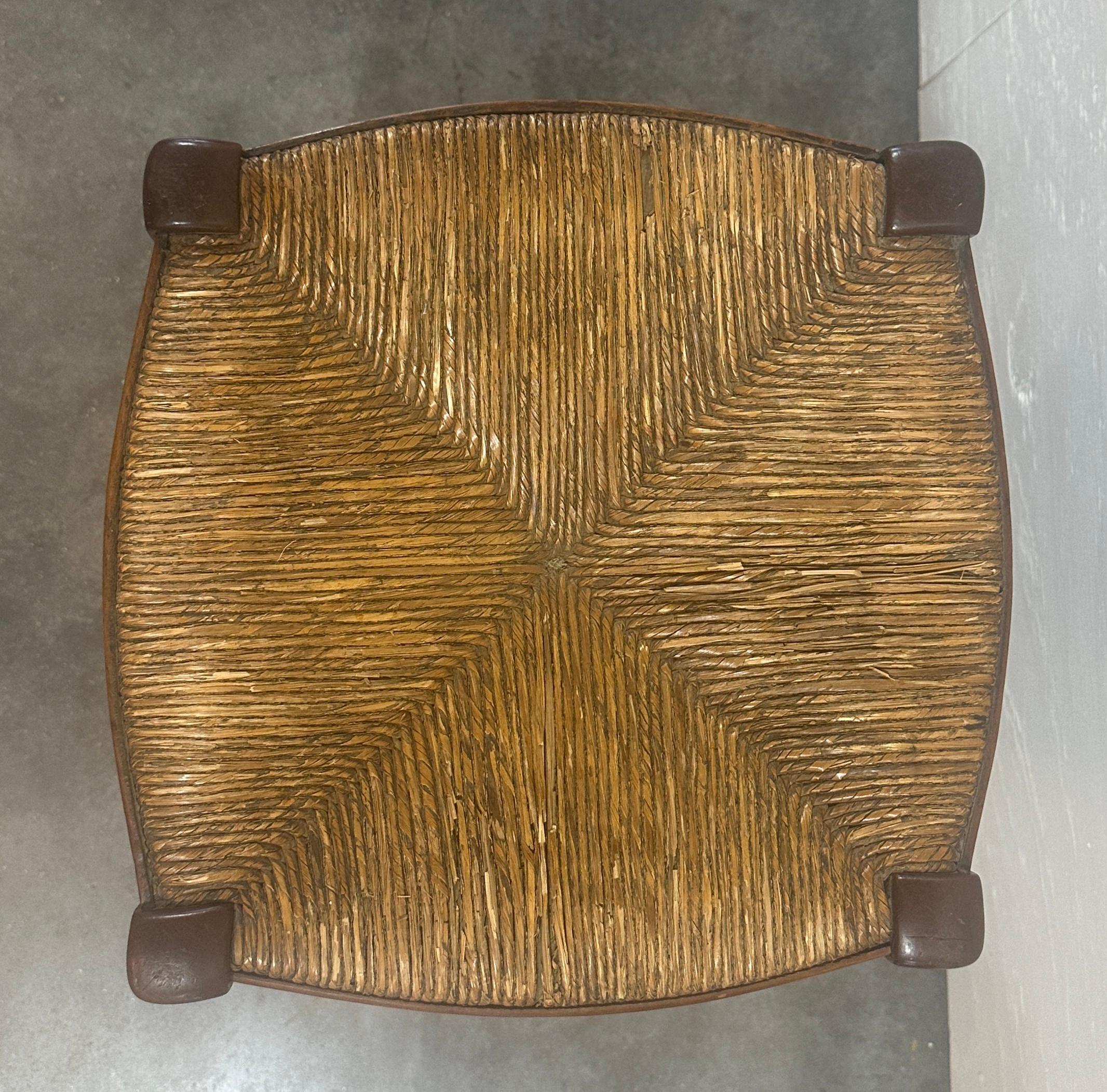 Paire de tabourets fabriqués à la main avec des sièges en jonc tressé.Les deux sont en très bon état et robustes.Idéal pour trouver une paire assortie.