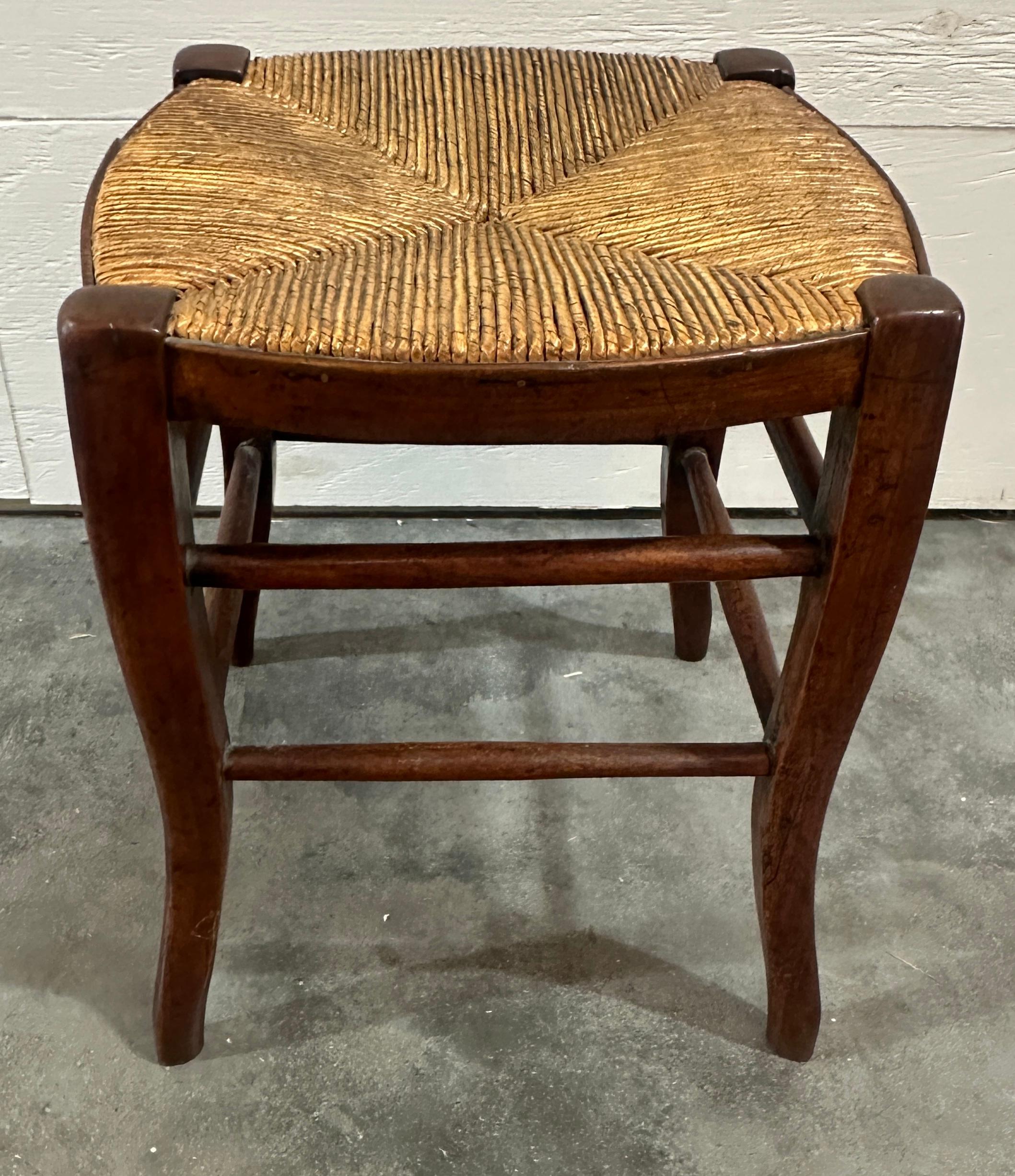 Fait main Tabourets 19Thc avec sièges en jonc - Paire en vente