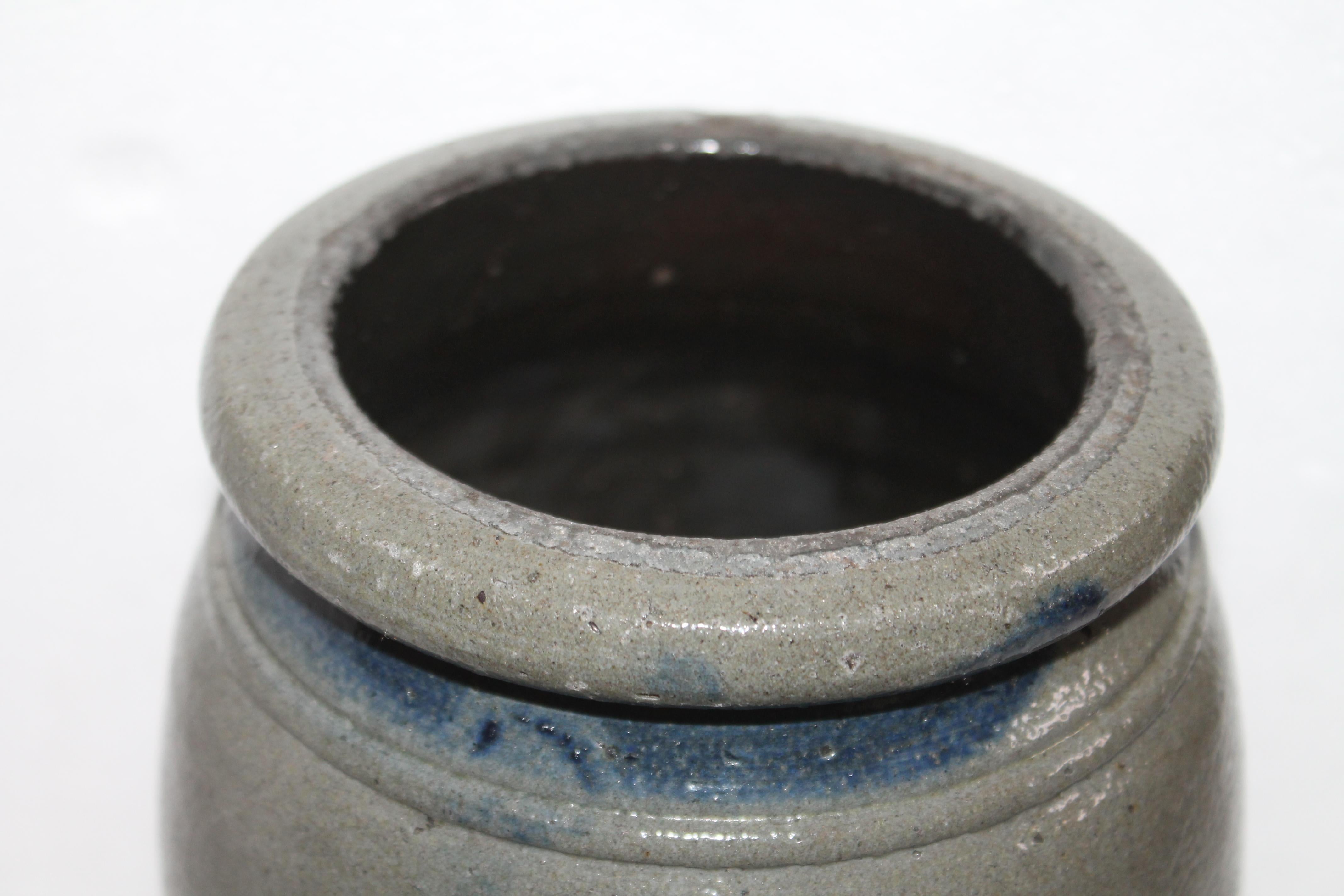 Jarre de stockage à trois bandes de l'ouest de la Pennsylvanie. L'aspect primitif est parfait avec de jolies rayures d'un bleu profond tout autour du pot.