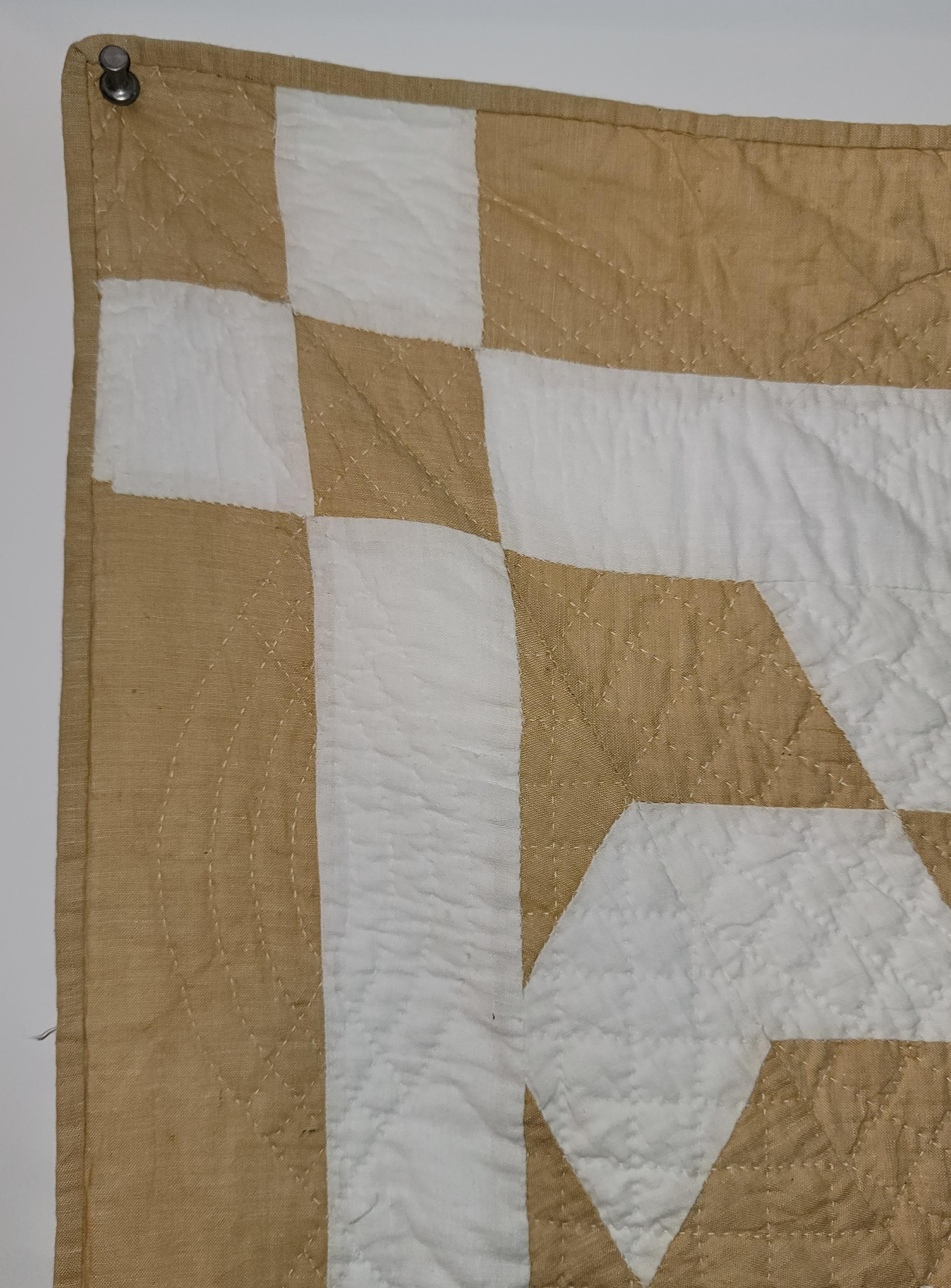 19Thc Tan & White Star Variation Quilt In Good Condition For Sale In Los Angeles, CA