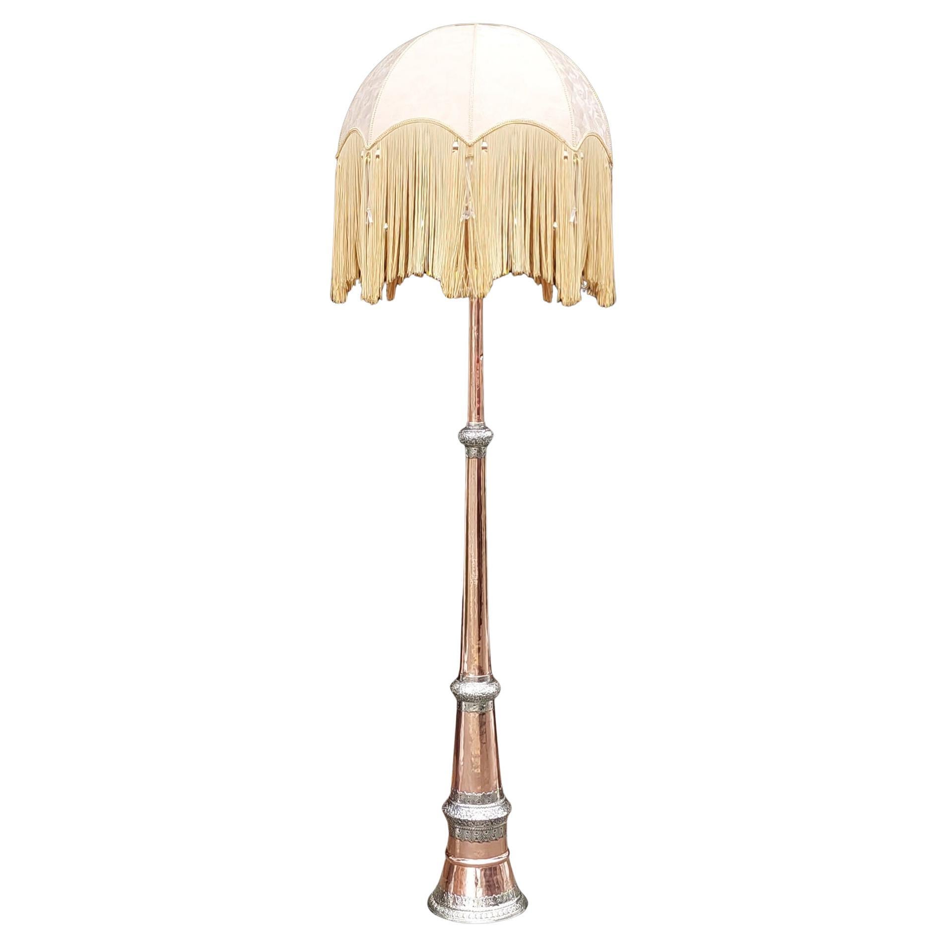 Lampada standard cerimoniale tibetana in rame Horn del 19° secolo in vendita