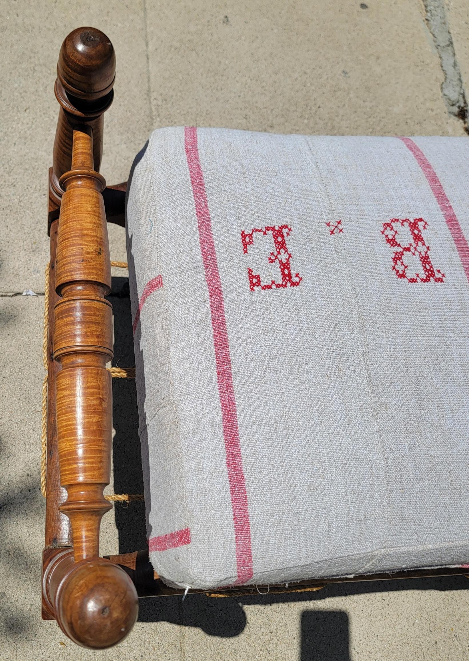 19Thc Tiger Maple Day Bed W/ Cushion en vente 3