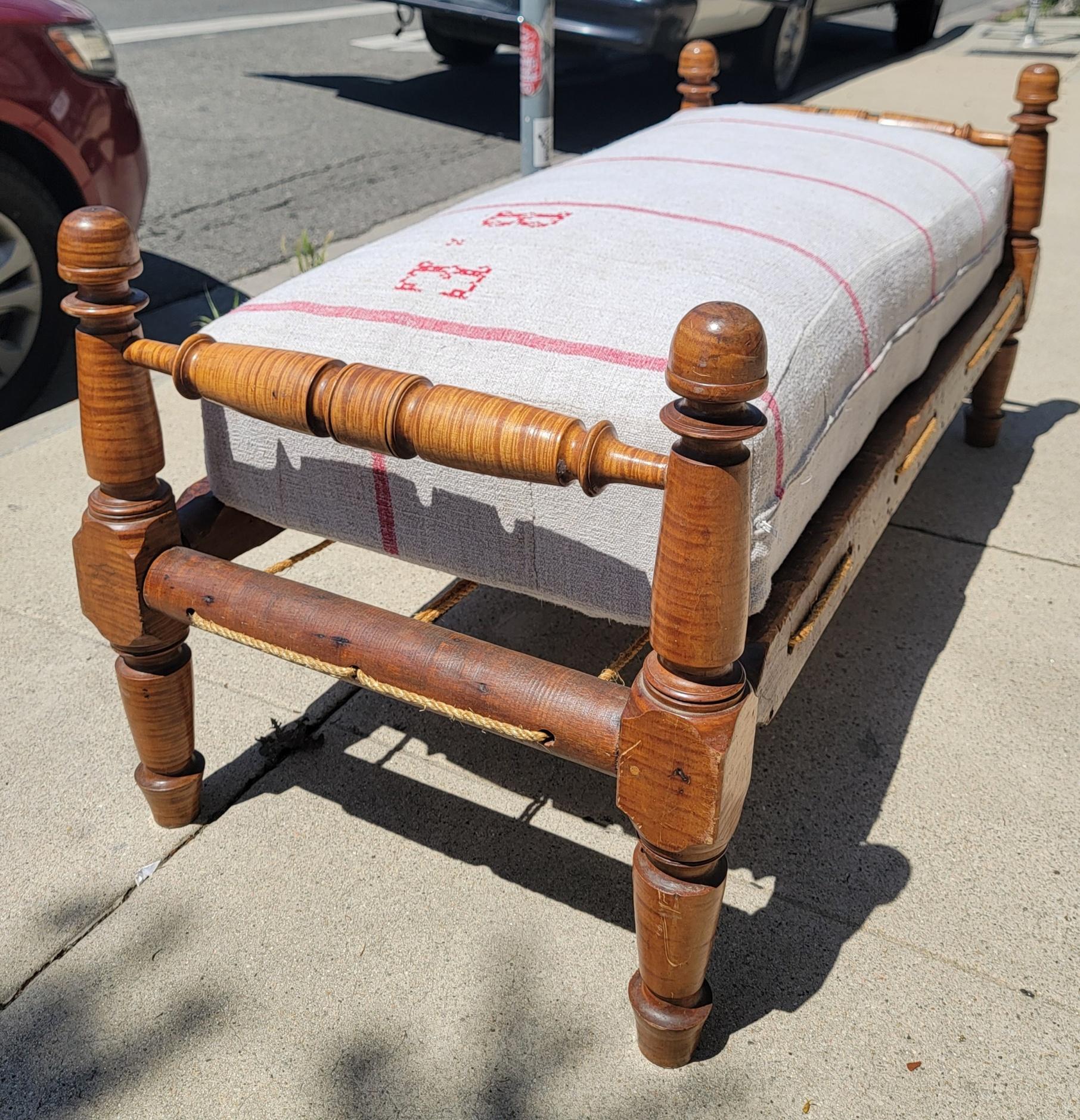 Artisanat 19Thc Tiger Maple Day Bed W/ Cushion en vente