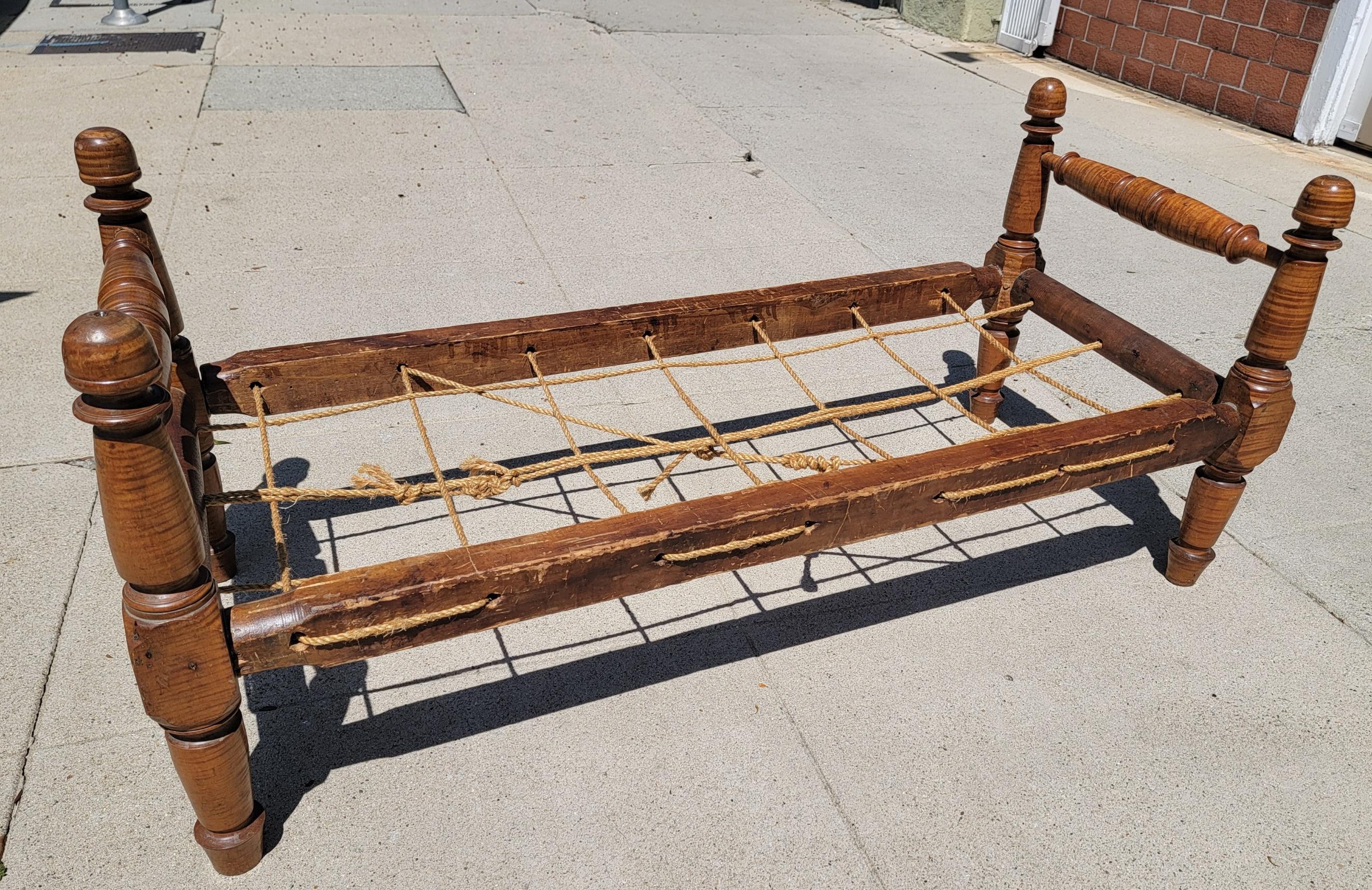 Américain 19Thc Tiger Maple Day Bed W/ Cushion en vente