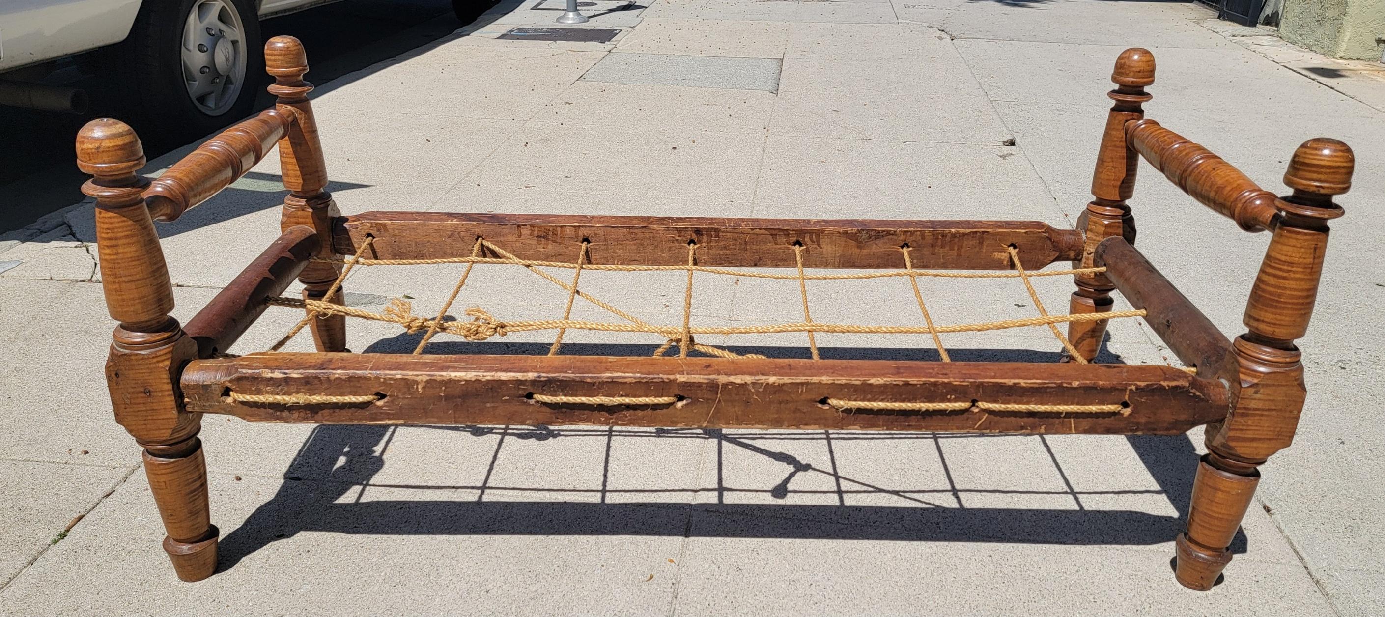Fait main 19Thc Tiger Maple Day Bed W/ Cushion en vente