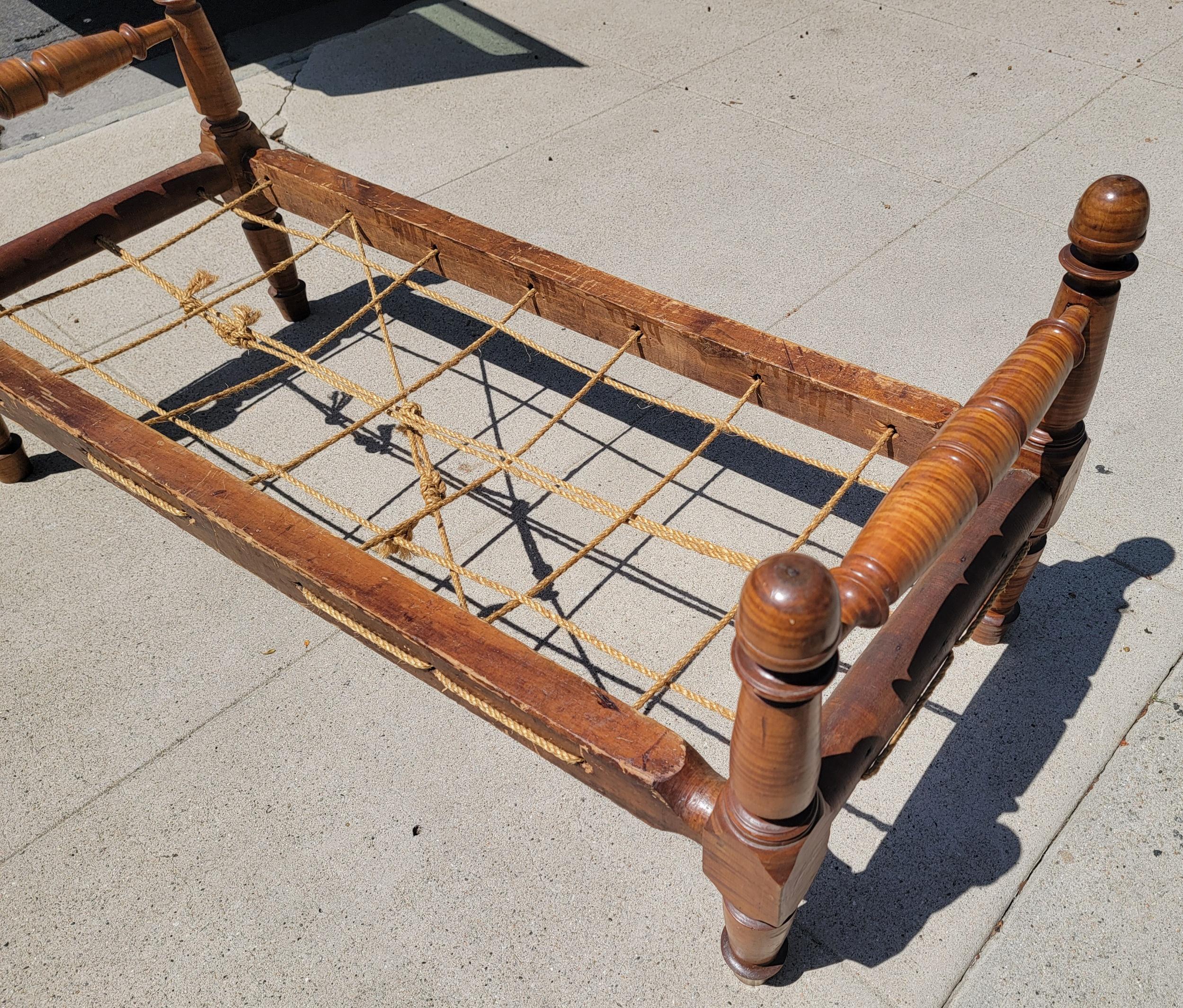 19Thc Tiger Maple Day Bed W/ Cushion Bon état - En vente à Los Angeles, CA