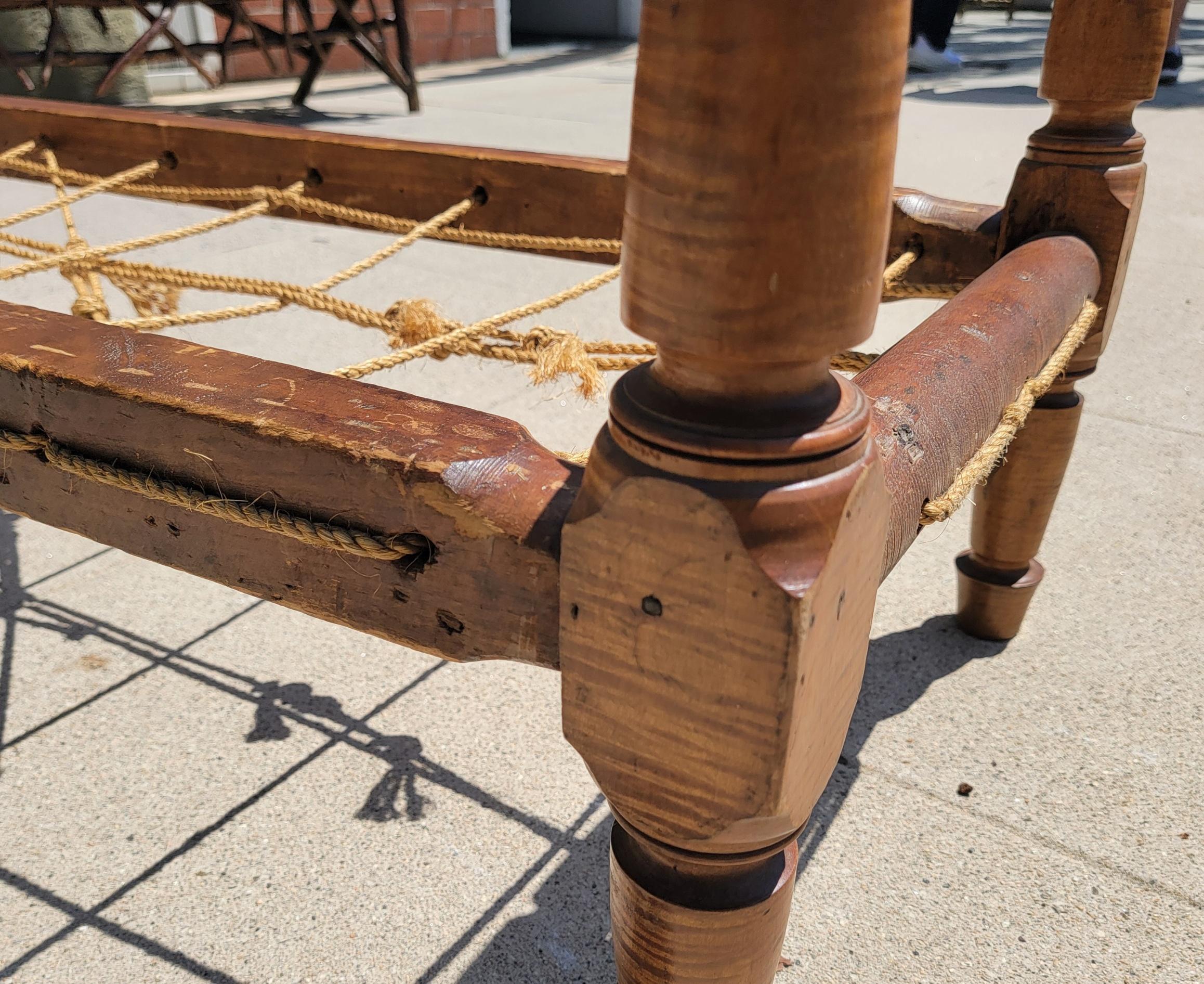 Bois 19Thc Tiger Maple Day Bed W/ Cushion en vente