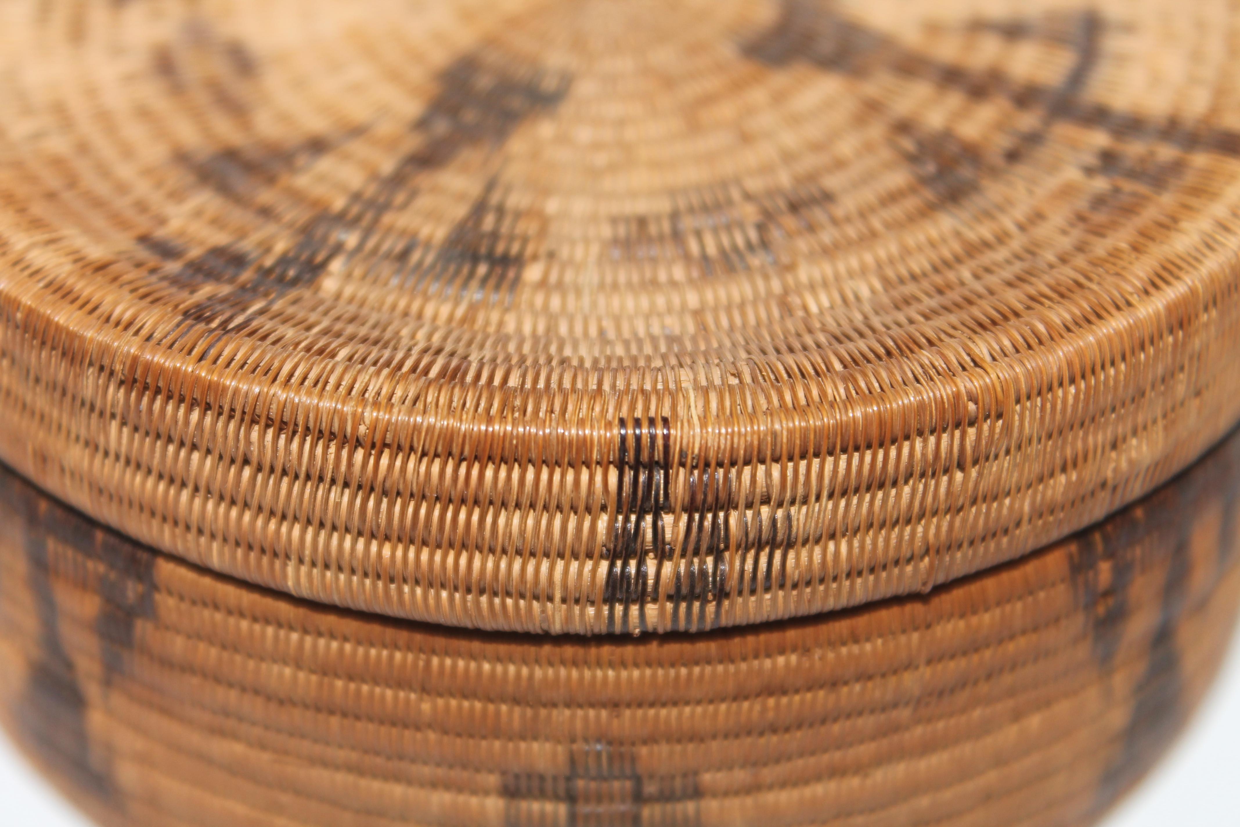 19thc Tight Weave North West Coast Indian Basket In Good Condition For Sale In Los Angeles, CA