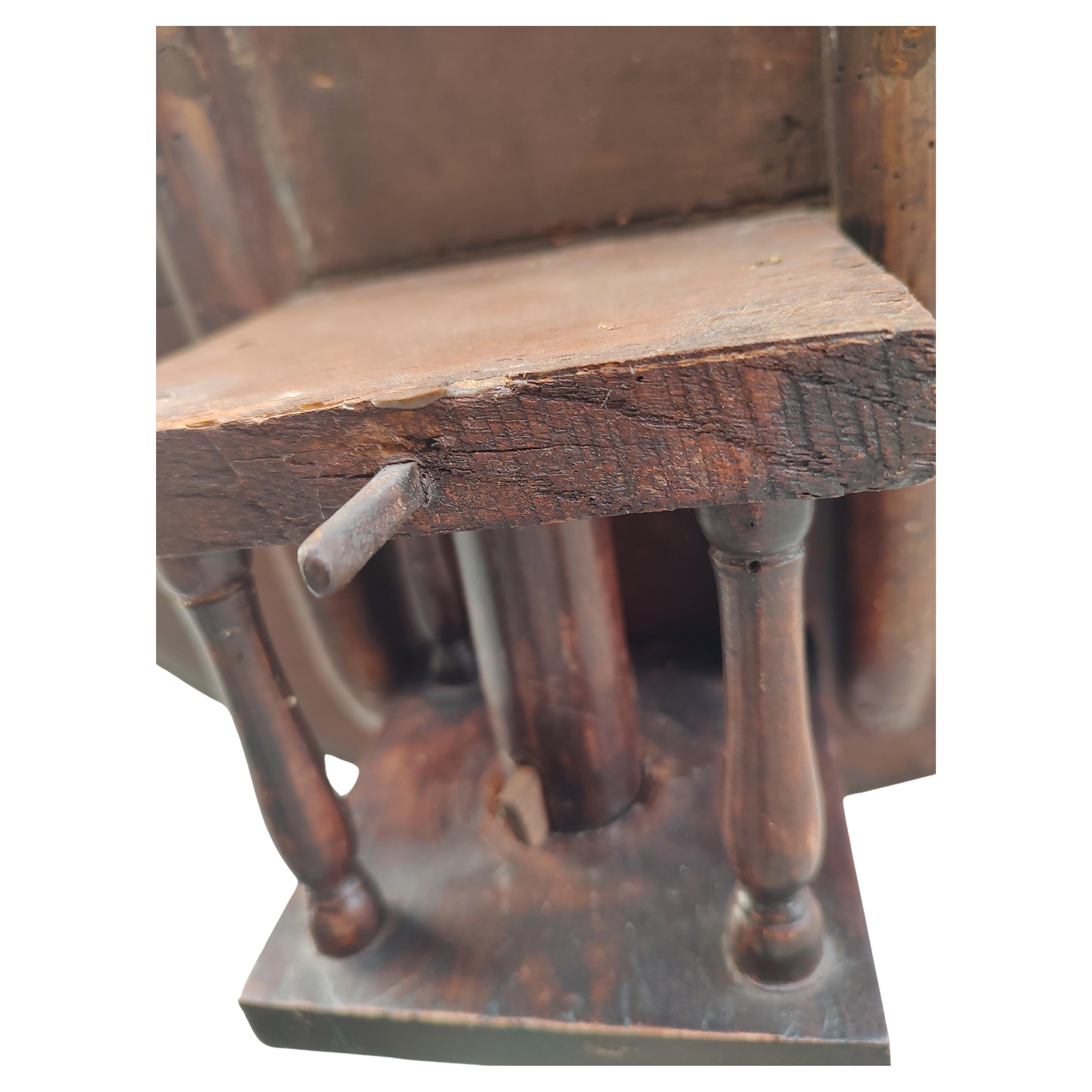 Kipptisch aus dem 19. Jahrhundert mit Vogelkäfig und Schuhfüßen und einer diskreten Intarsienplatte (Eisen) im Angebot