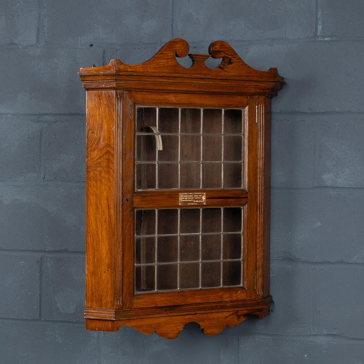 Un raro mobile angolare in legno del XIX secolo, realizzato con la quercia recuperata dalla Foudroyant, la nave ammiraglia di Lord Nelson. Una porta vetrata in piombo con targhetta in rame del produttore per 