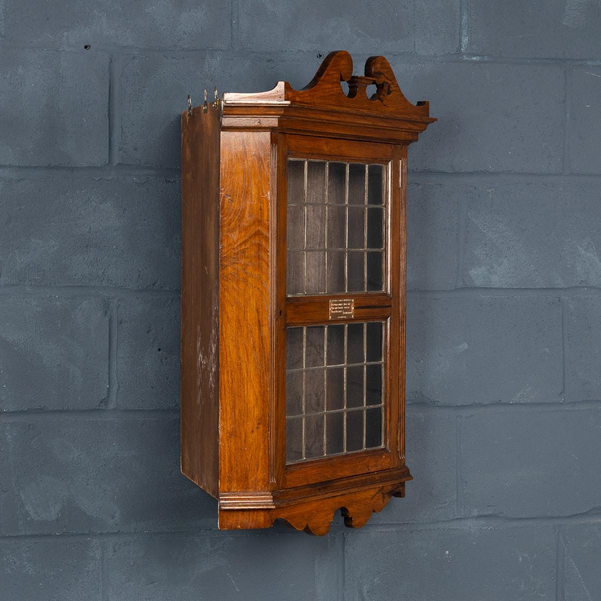 Britannico Armadietto angolare in legno del XIX secolo, Oak della HMS Foudroyant, la nave ammiraglia di Lord Nelson in vendita