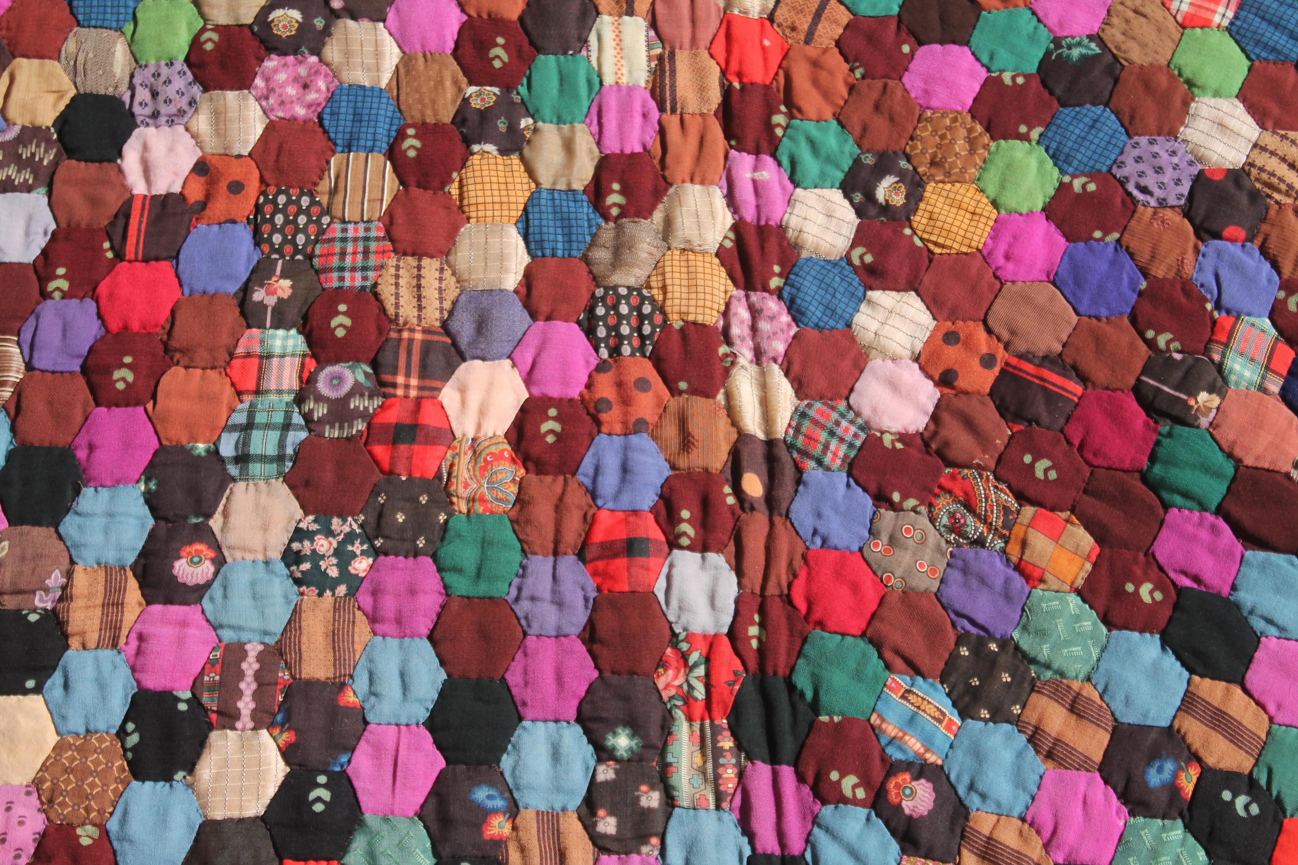 19Thc Tiny Pieced Wool Hexagon Quilt In Good Condition For Sale In Los Angeles, CA