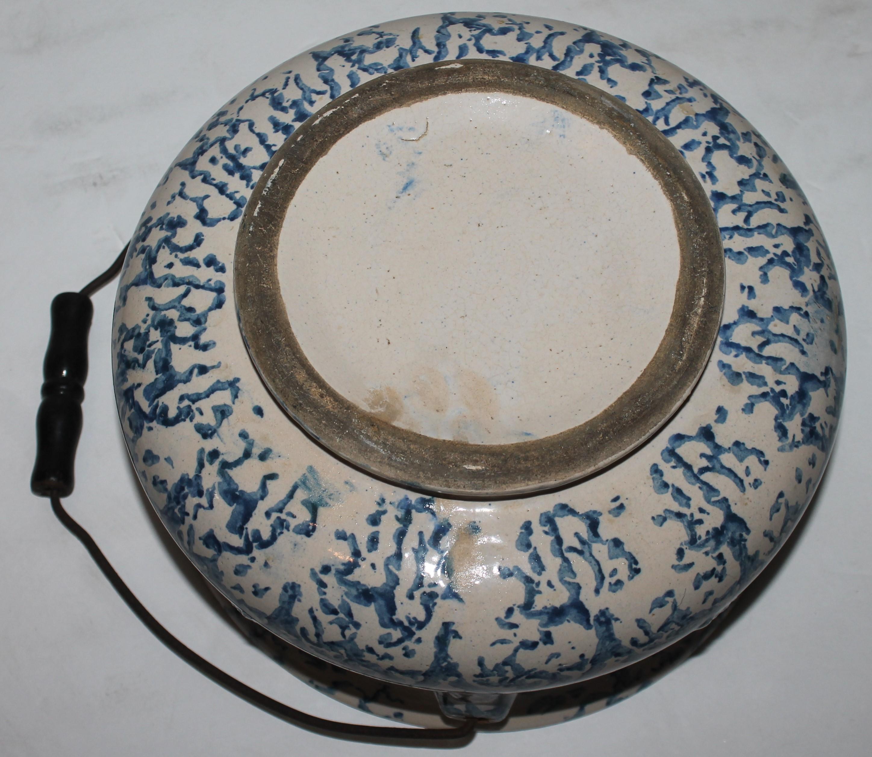 Poteries Seau en poterie à éponge inhabituel du 19ème siècle en vente